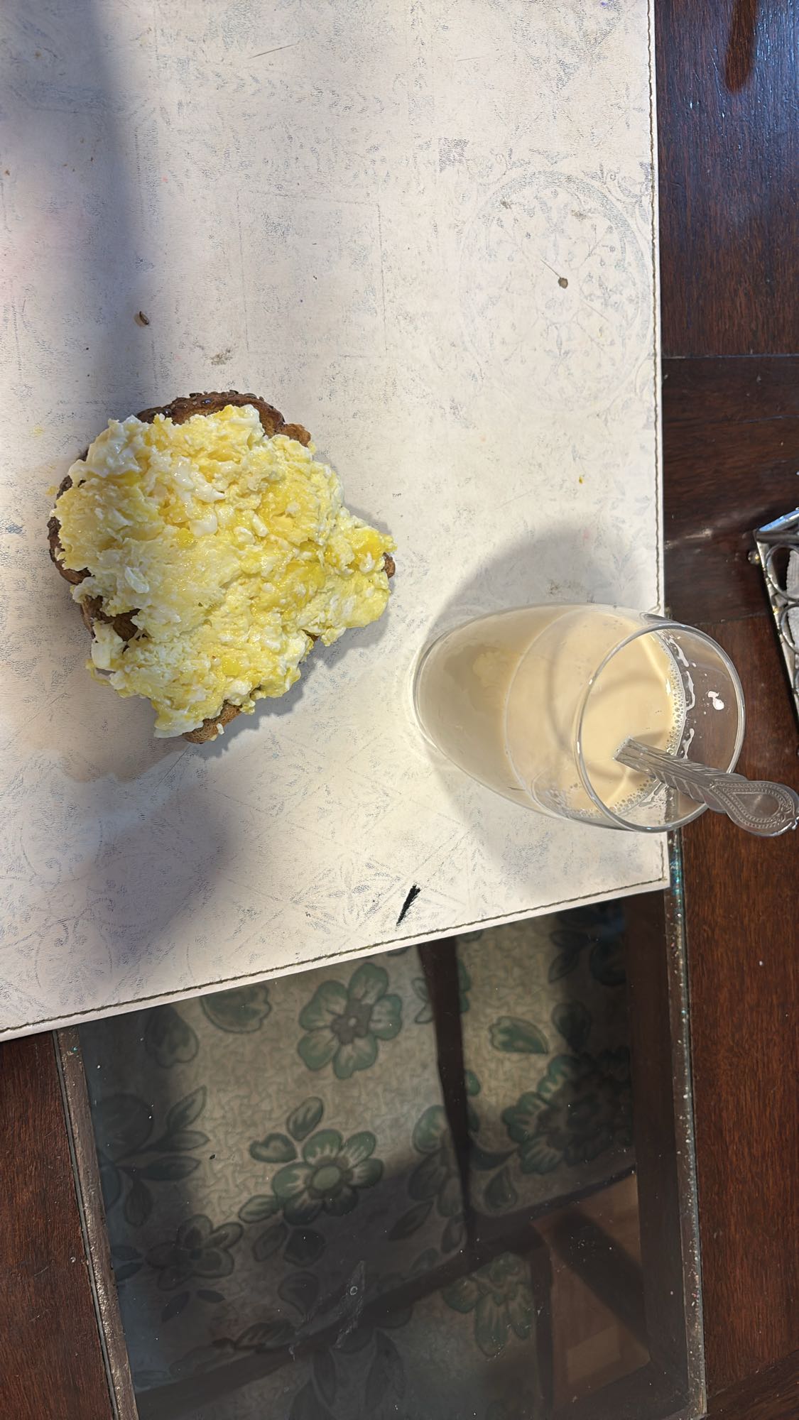 Pan con huevo y café