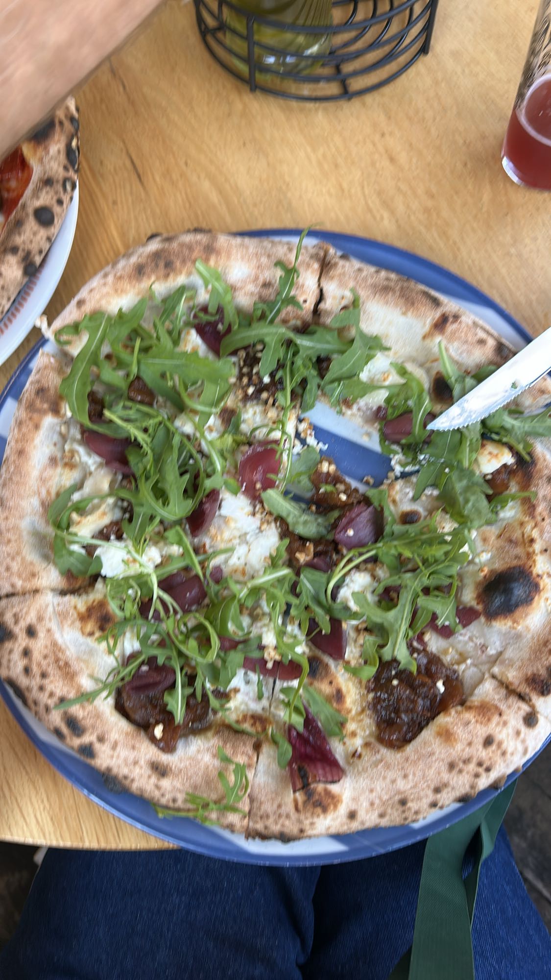 Pizza z rukolą i serem