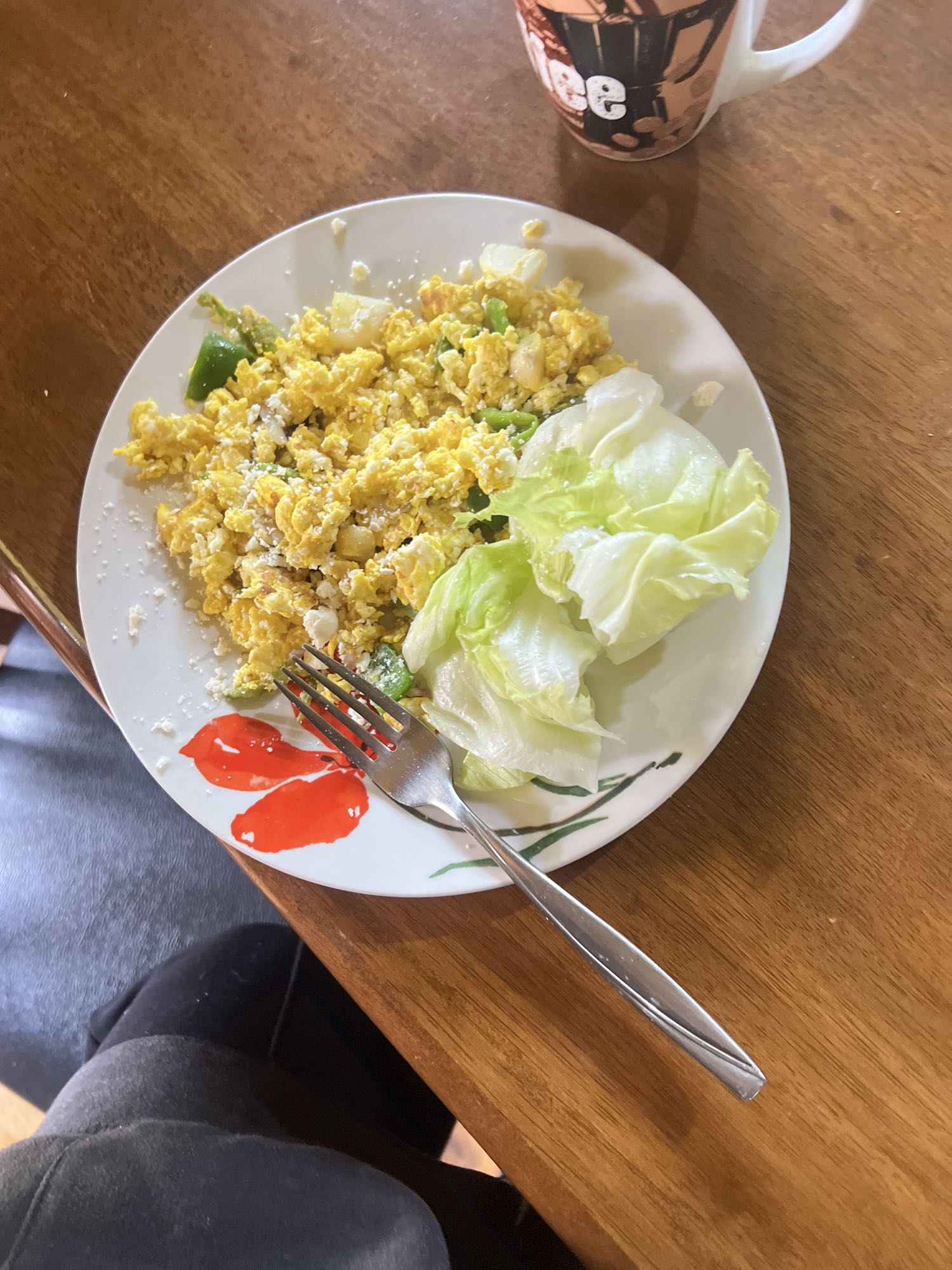 Huevos revueltos con ensalada