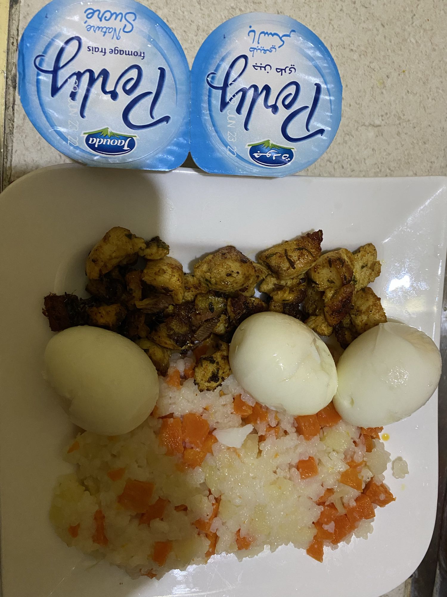 Riz, œufs, poulet, yaourt