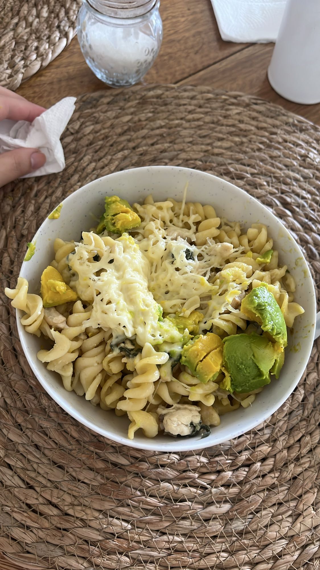 pasta con pollo, espinaca, aguacate y salsa de yogurt griego y mostaza