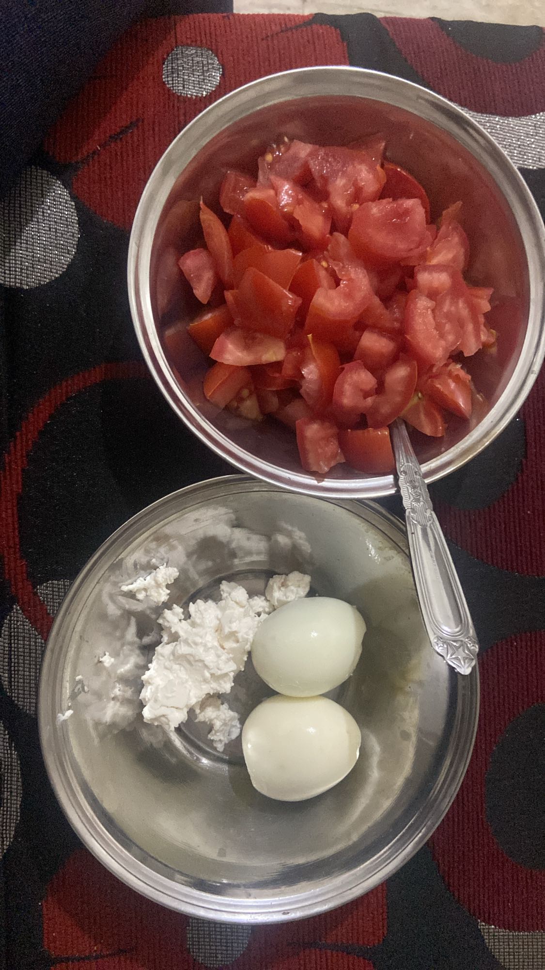 بيض مسلوق وجبن وطماطم