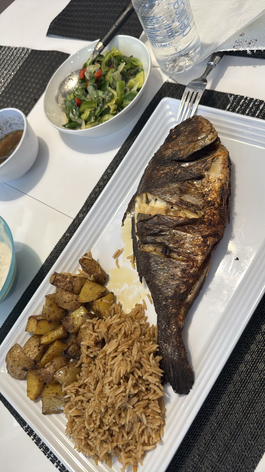 Gegrillter Fisch mit Reis