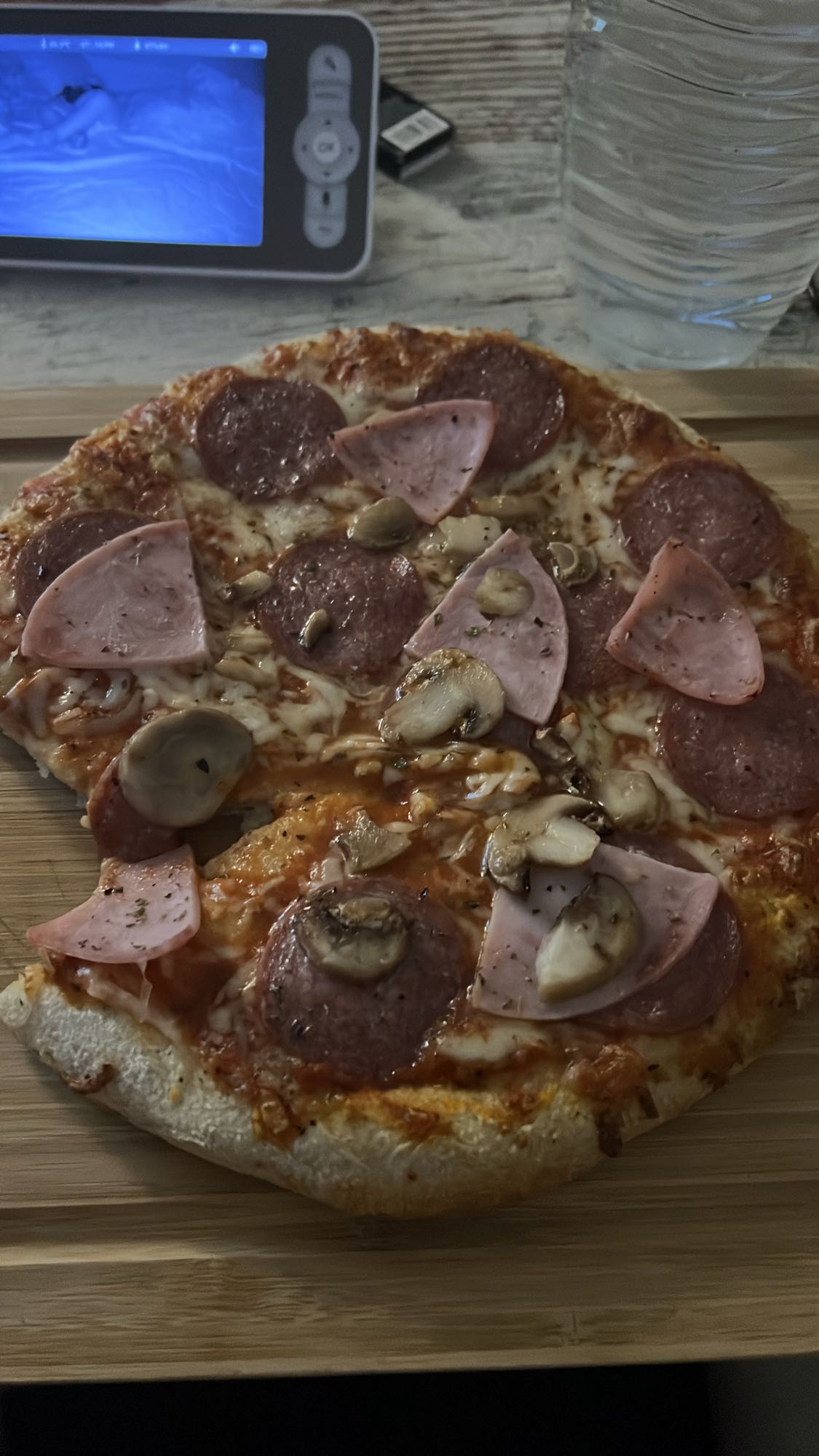 Pizza mit Salami & Pilzen