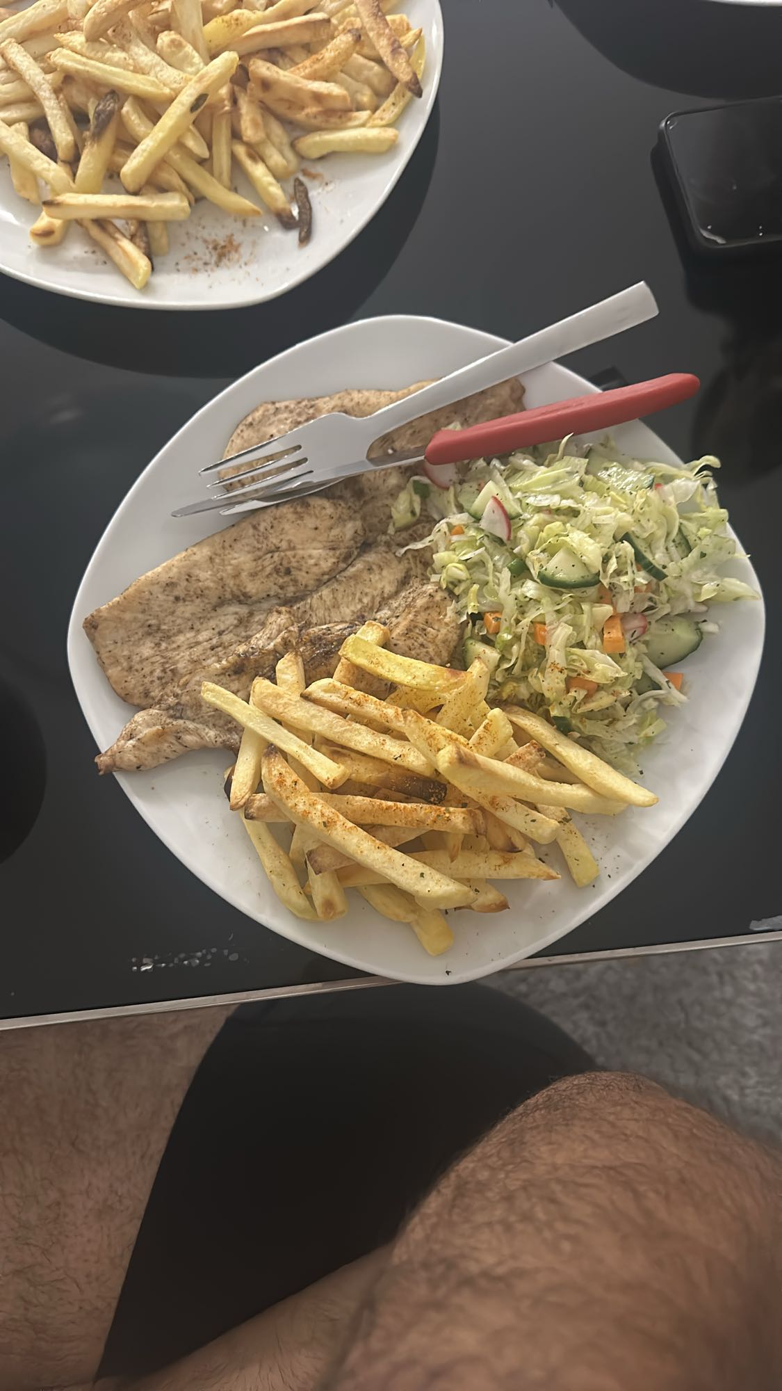 Gegrilltes Hähnchen mit Pommes und Salat