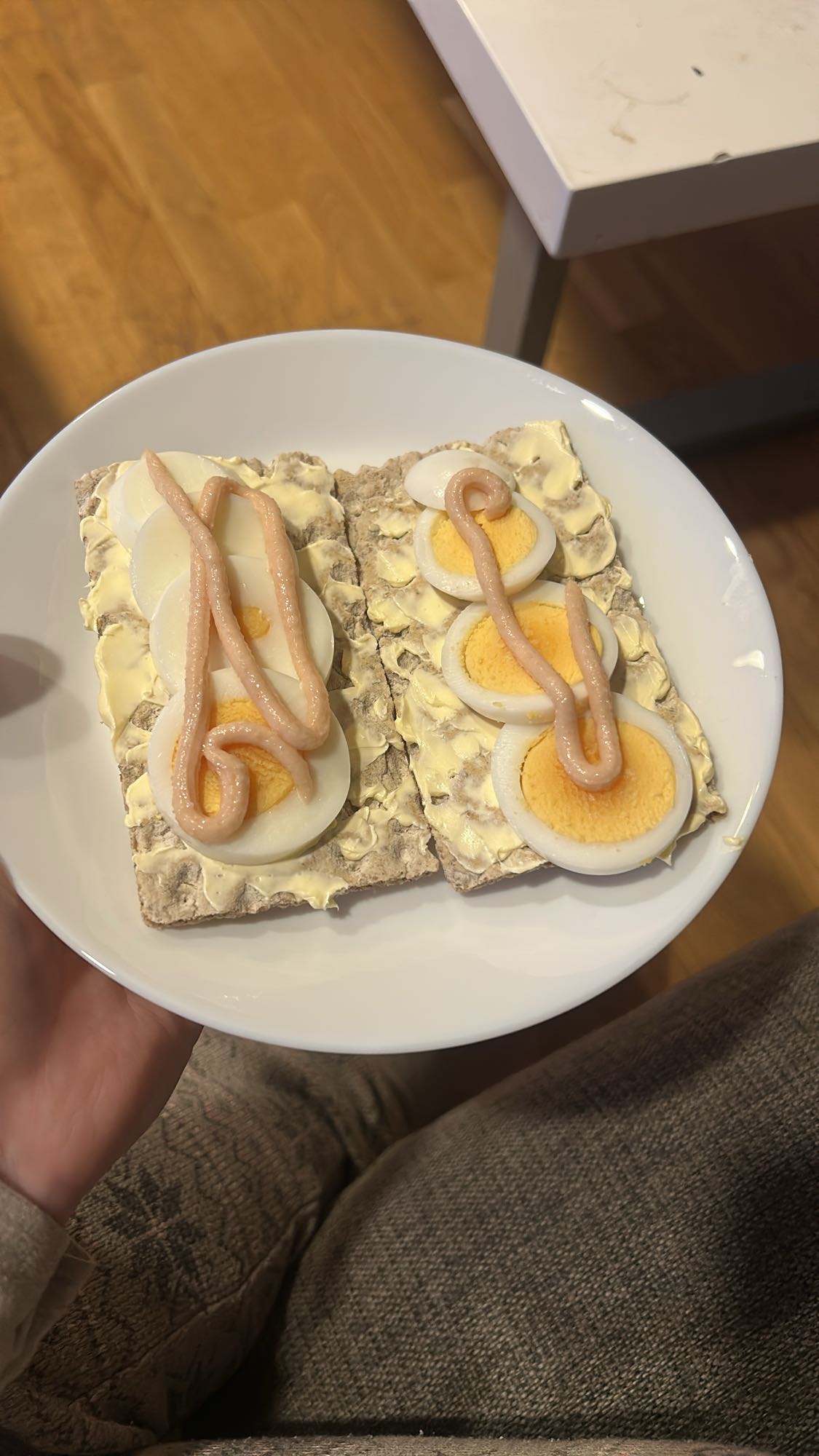 Knäckebröd med ägg & kaviar
