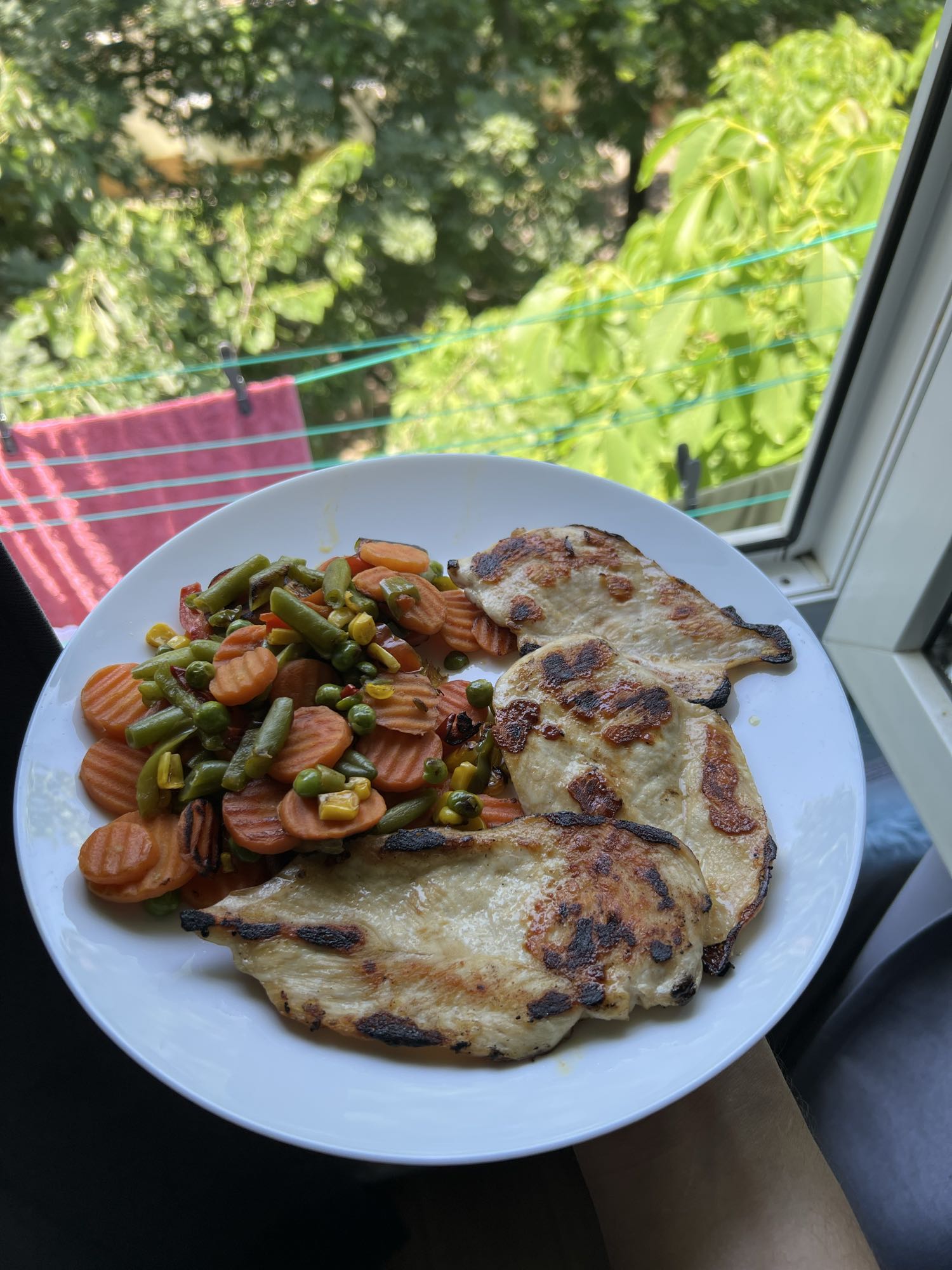 Piept de pui cu legume