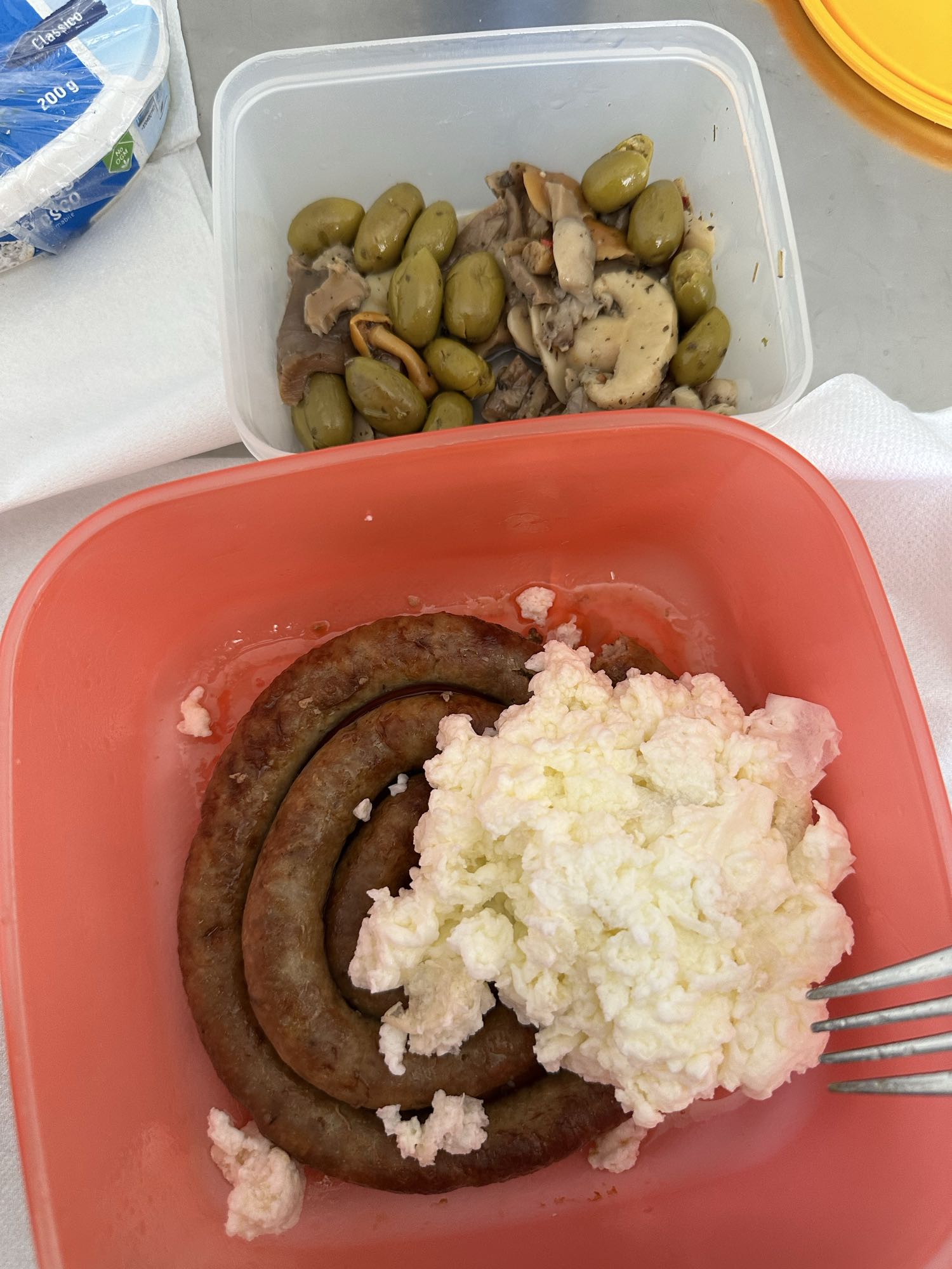 Sosis, lor peyniri ve zeytin