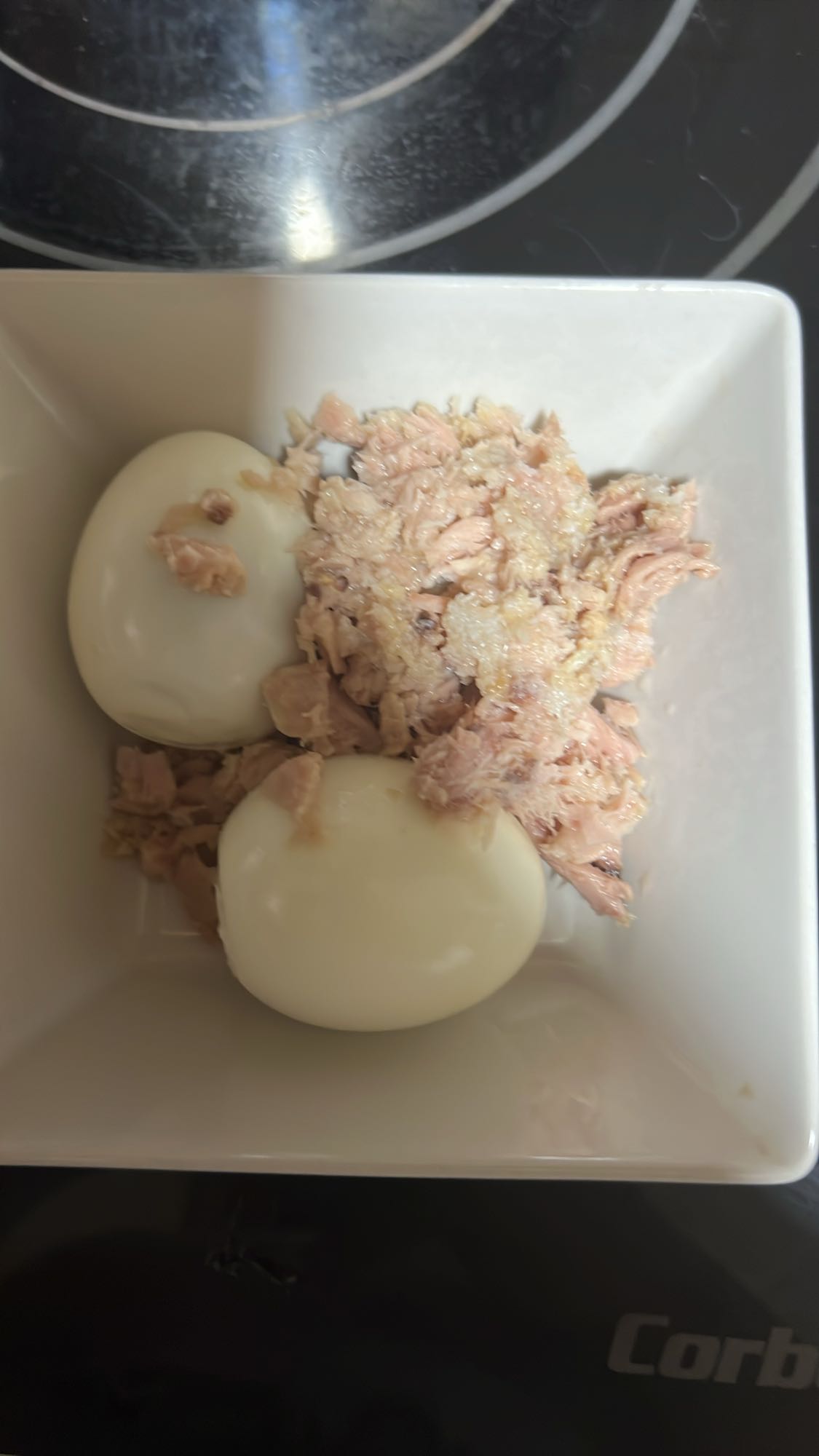 Huevos cocidos con atún