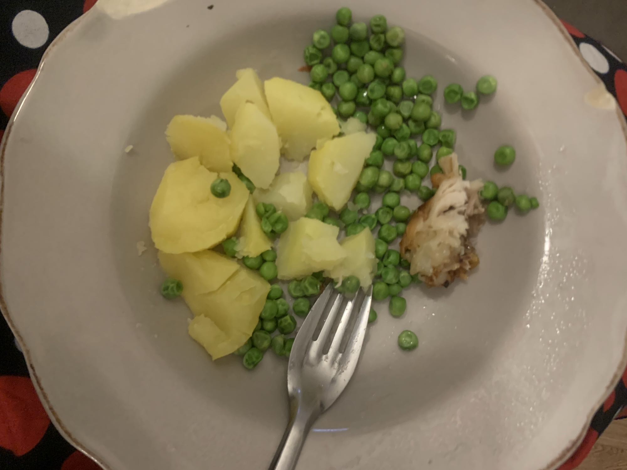 Poulet, pois et pommes