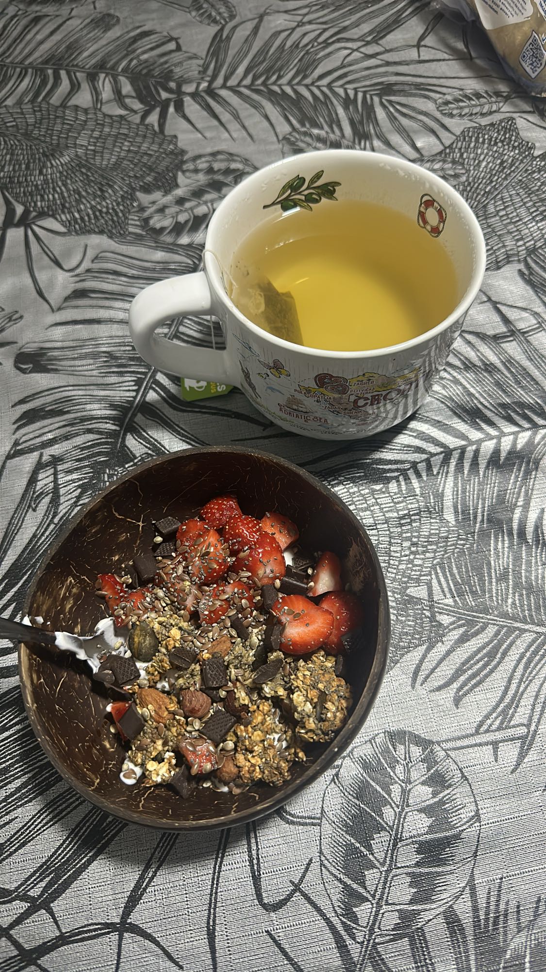 Bol granola fraises et thé
