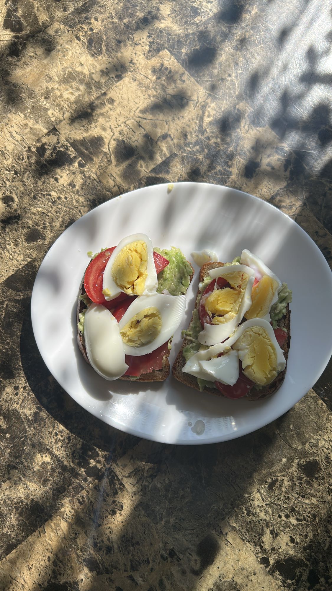 Яичный тост с авокадо