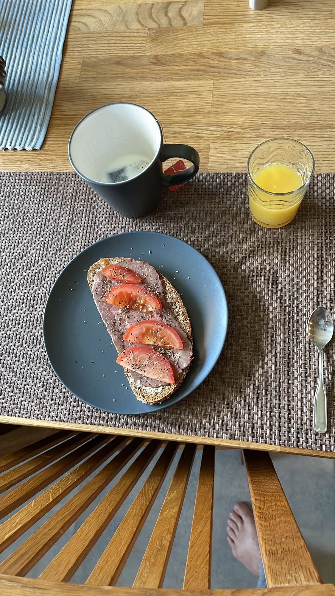 Rostbiffmacka med te och juice