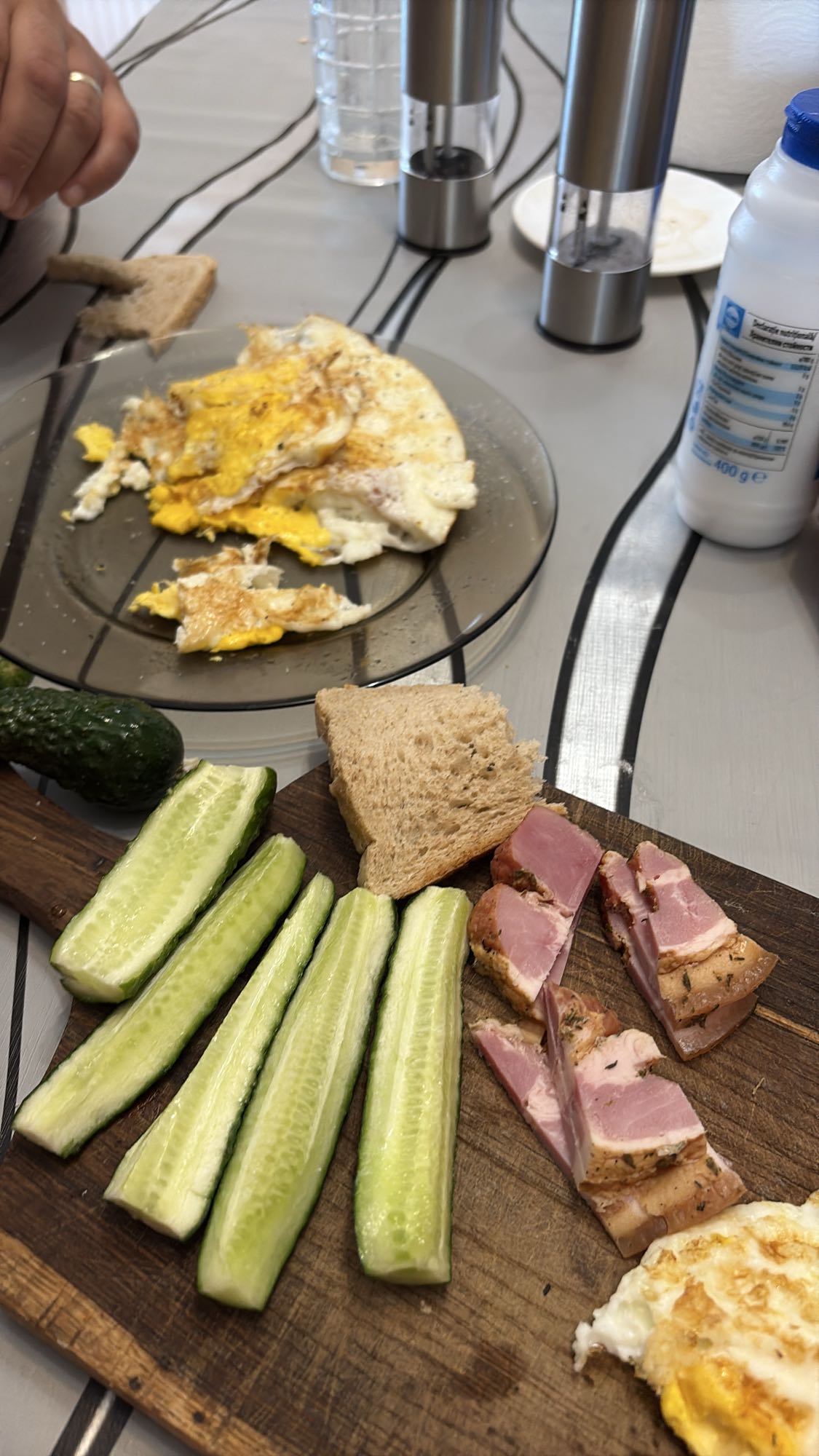 Mic dejun cu ou, castravete și șuncă