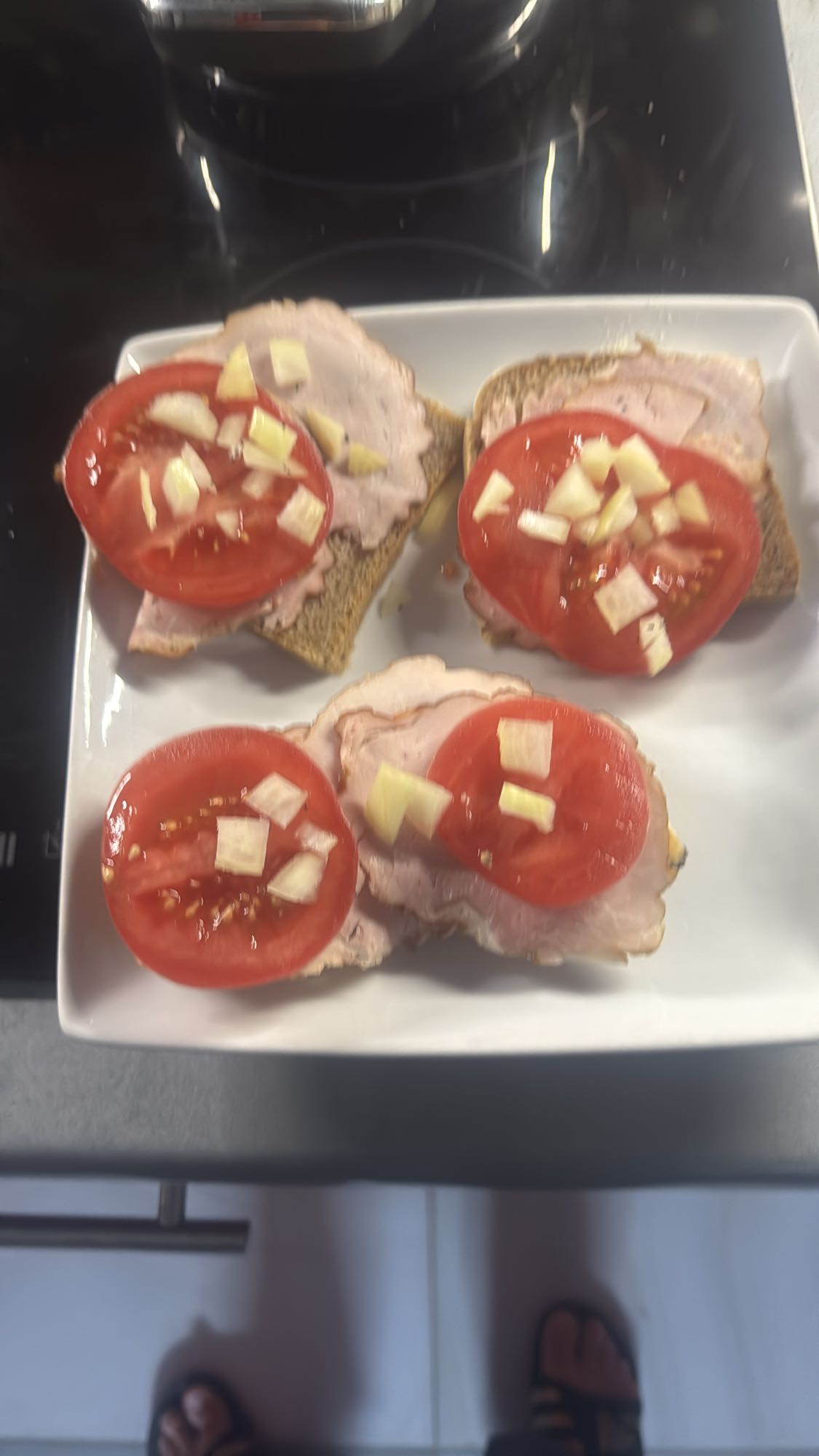 Kanapki z szynką i pomidorem