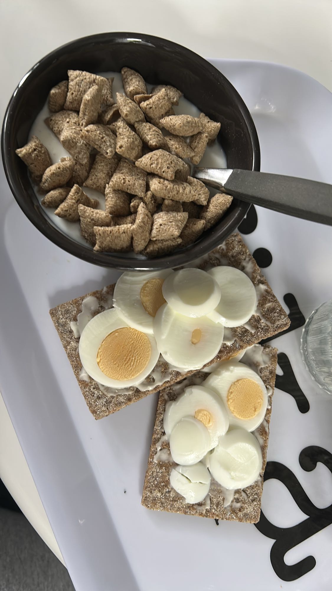 Frukost med ägg & flingor