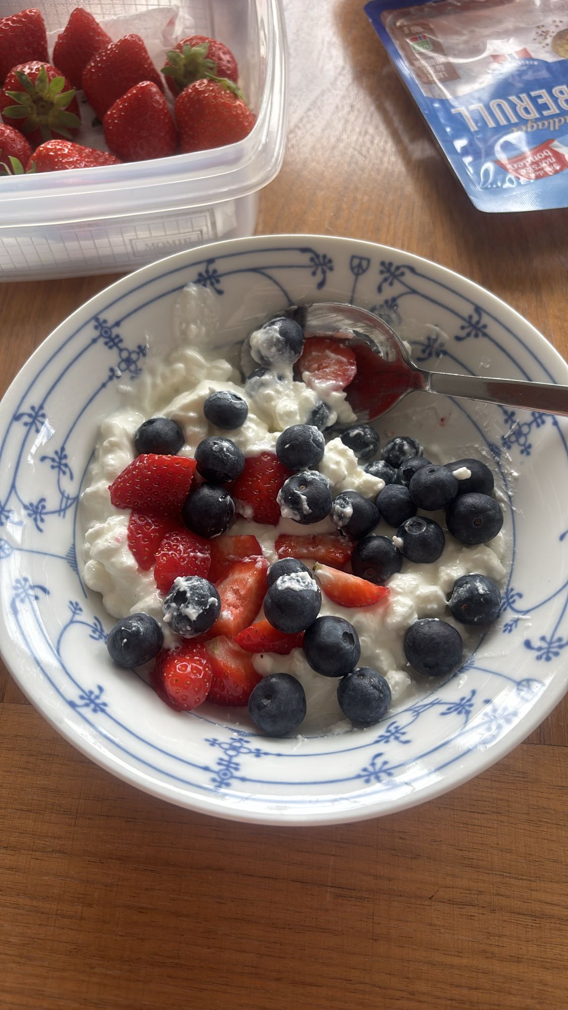 Bær og cottage cheese