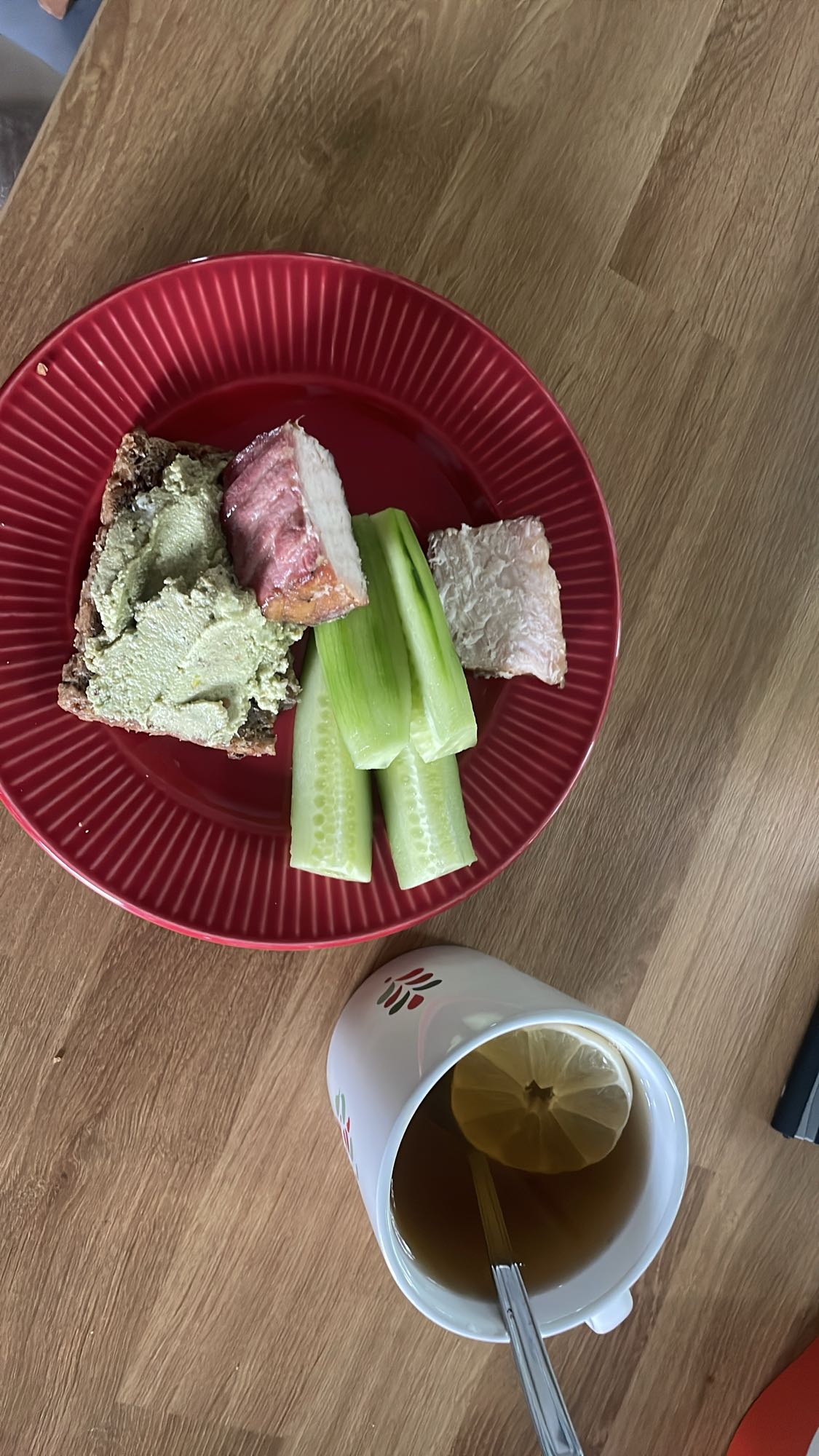 Kanapka z pastą, łosoś, ogórek, herbata