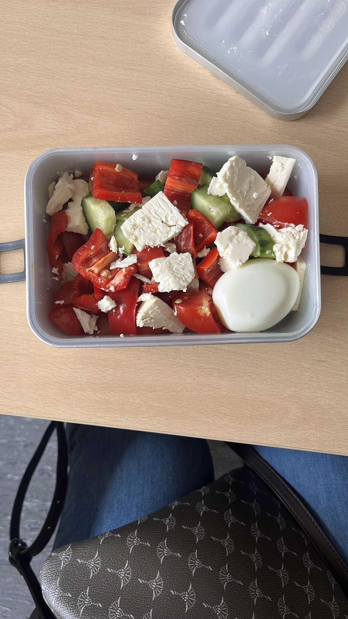 Griekse salade met ei