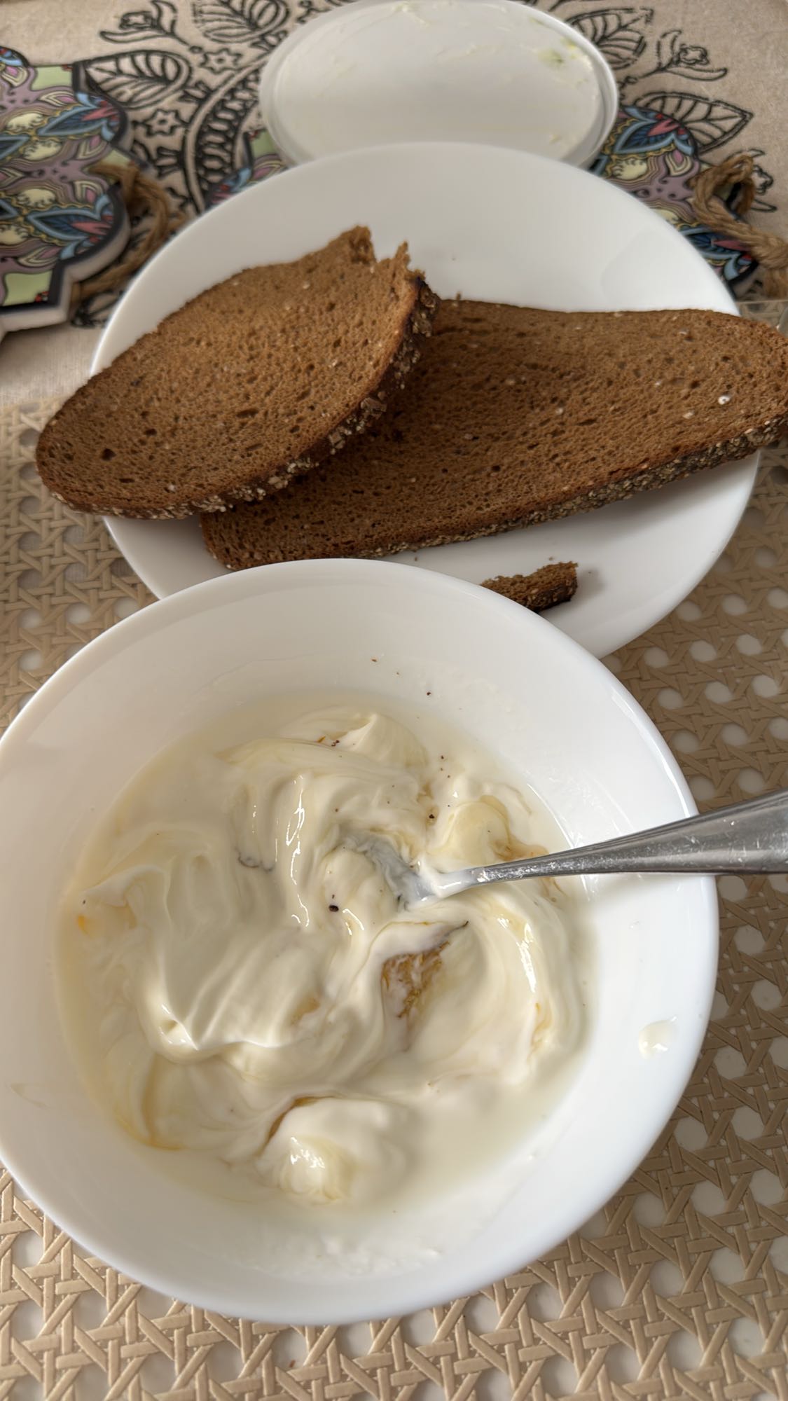 Yoghurt med honung och rågbröd