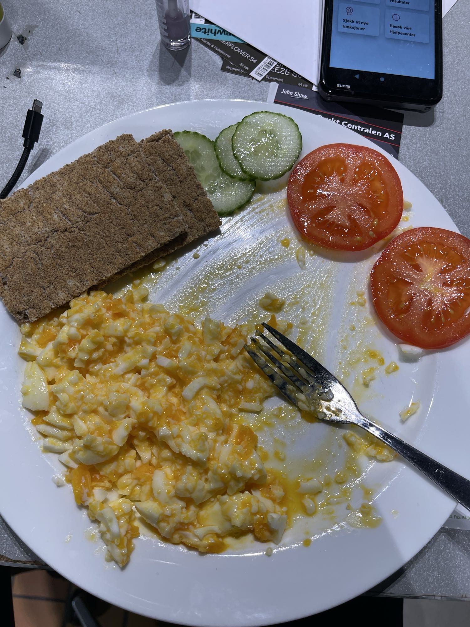 Egg og knekkebrød tallerken