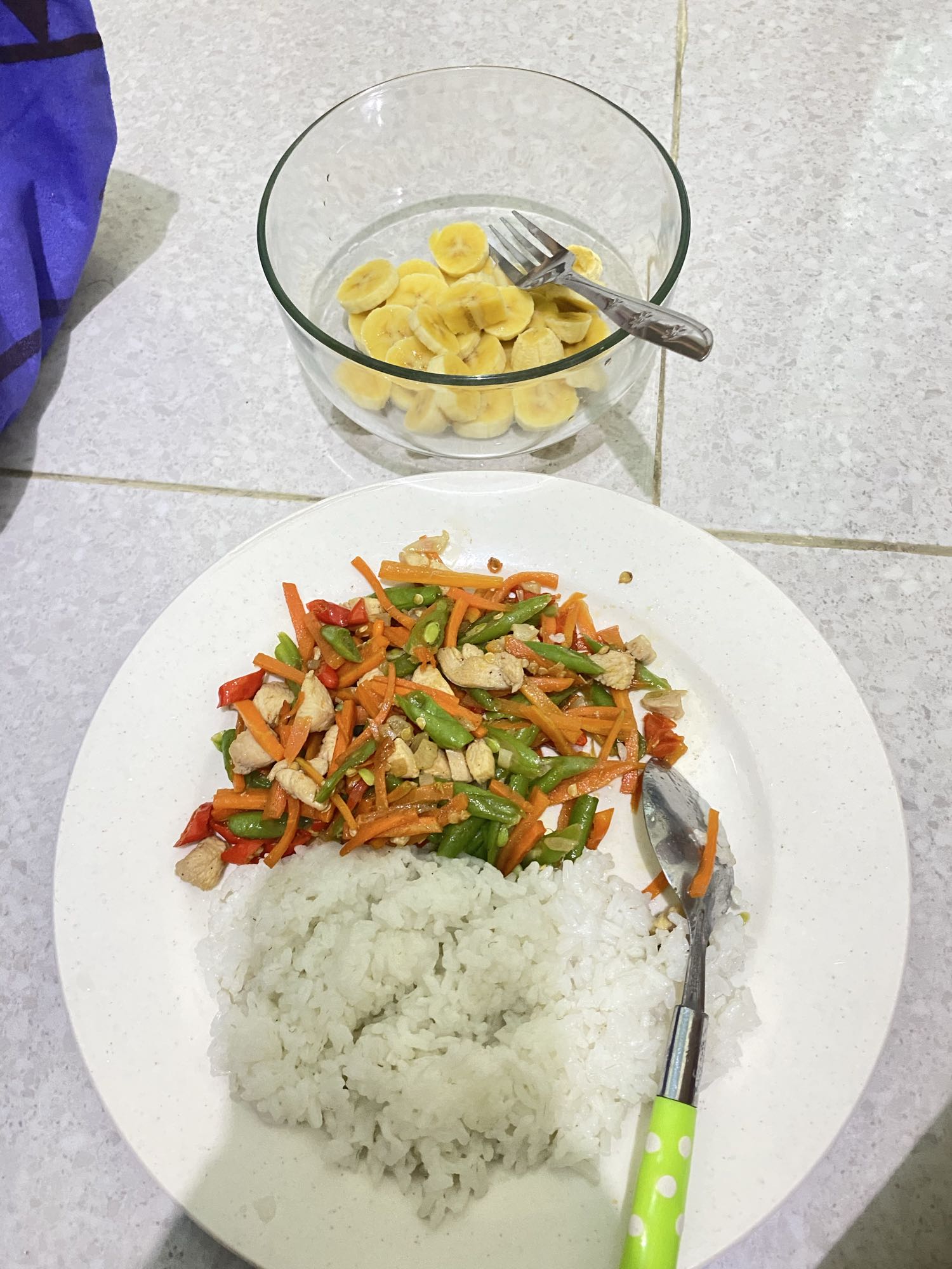 Nasi, ayam, sayur, pisang