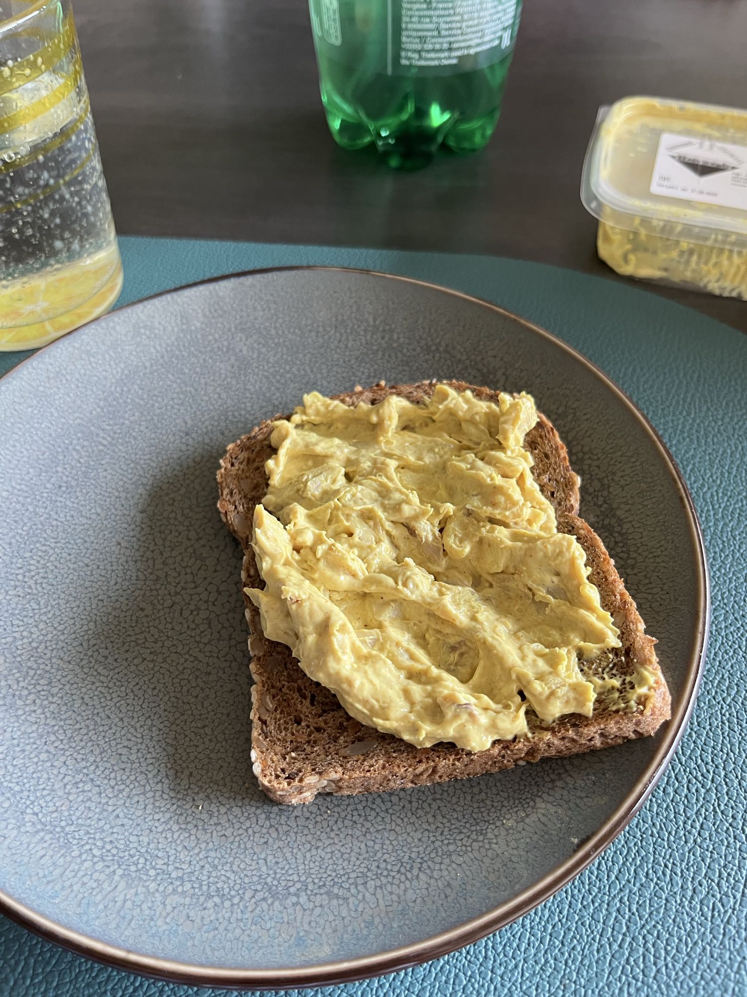 Brood met kipkerriesalade