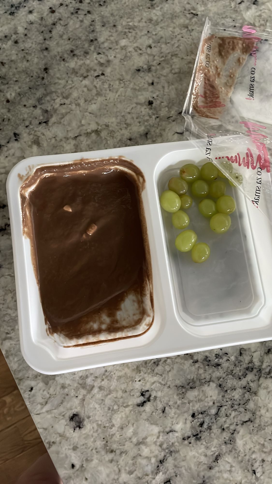 budyń czekoladowy z winogronami