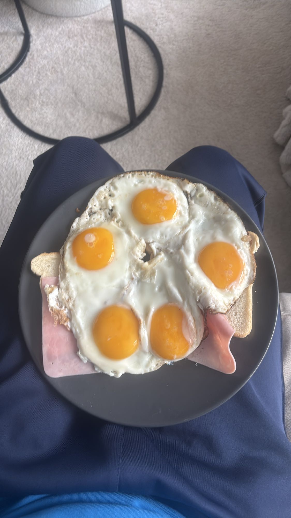 Gebakken eieren op brood