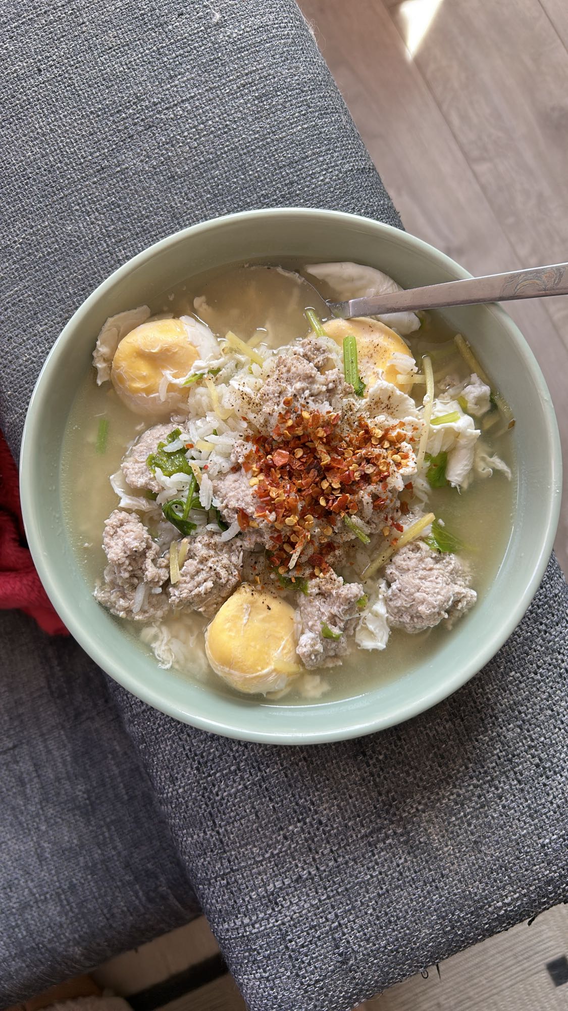 Kjøttbollesuppe med egg