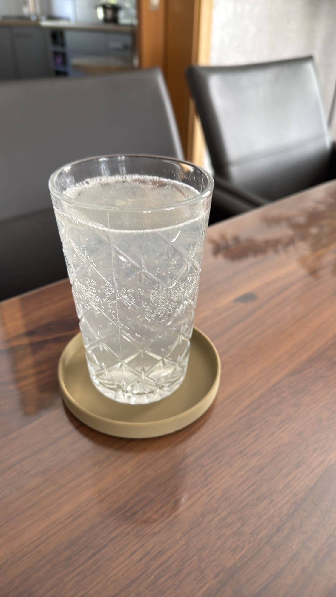 Glas Wasser mit einer ausgepressten Zitrone