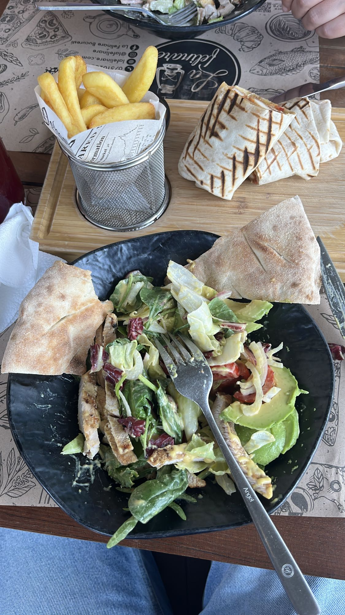 Salată cu pui, cartofi, lipie