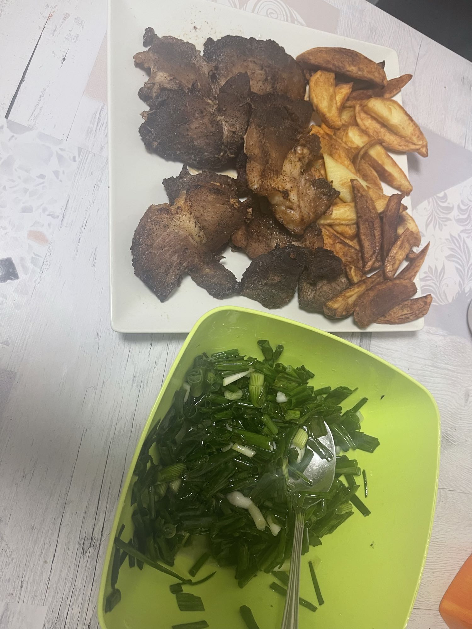 Friptură cu cartofi și ceapă