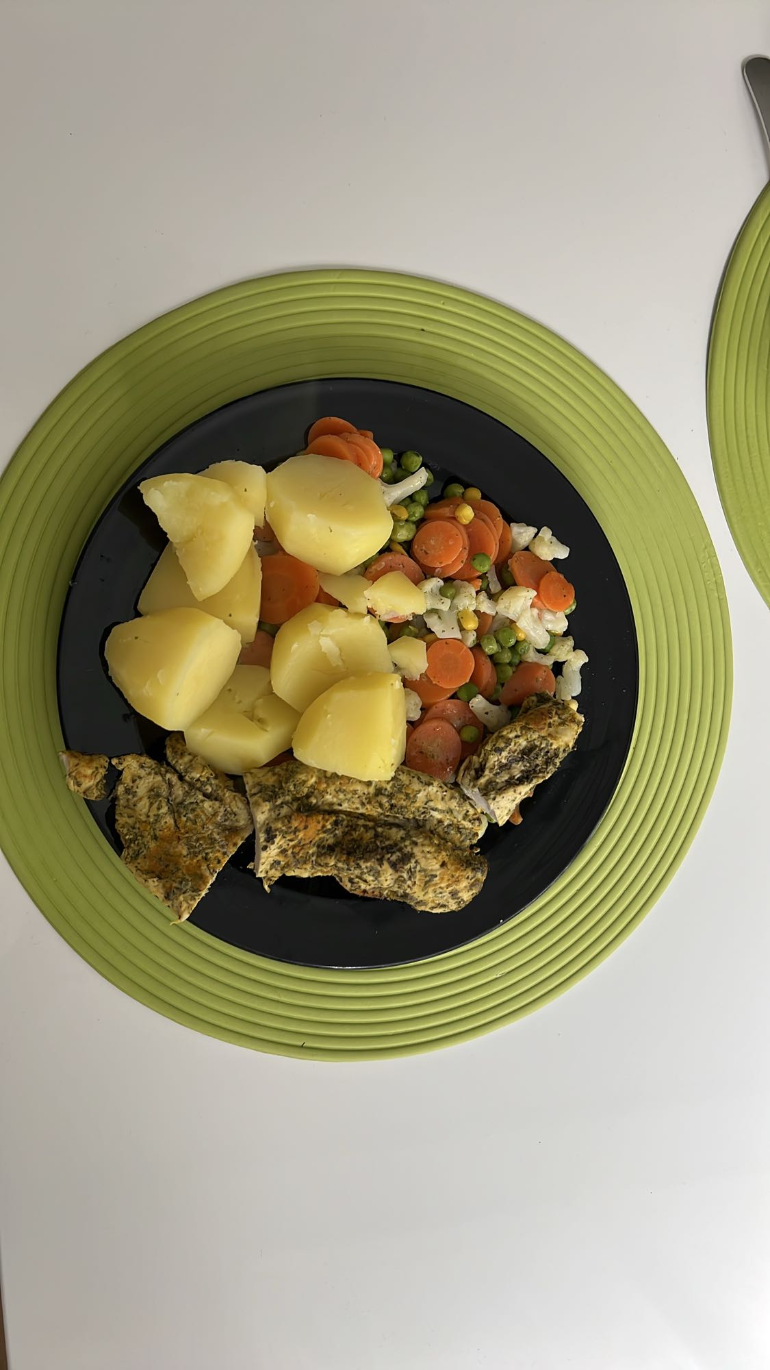 Pierś z indyka z ziemniakami i warzywami