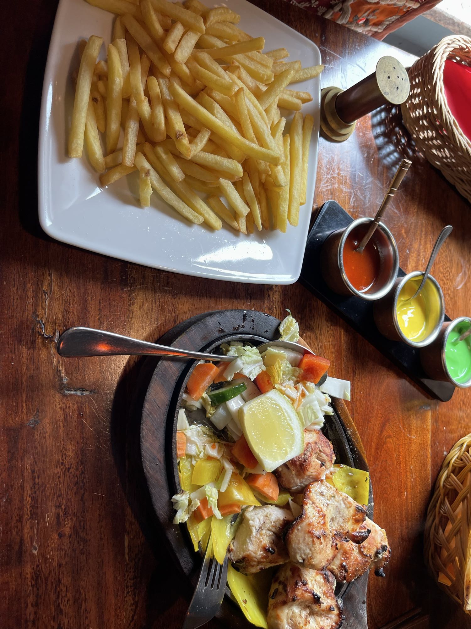 Kurczak z frytkami i sałatką