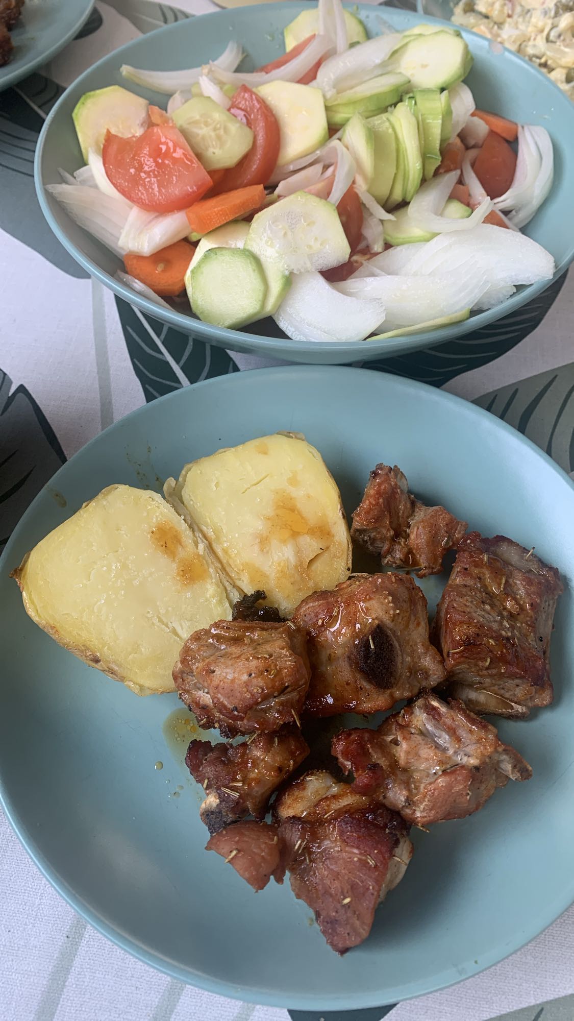Cerdo asado con ensalada