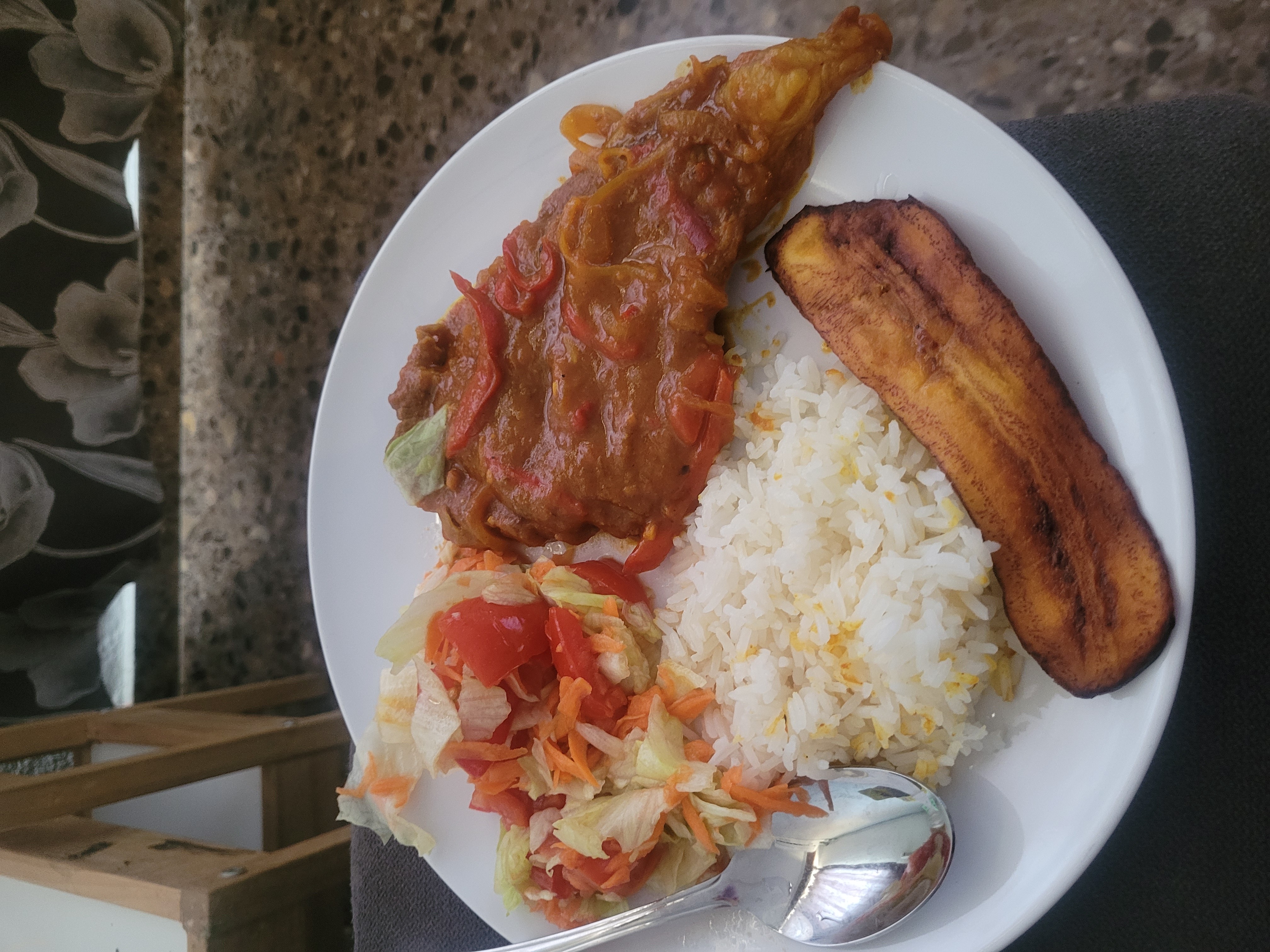 Pescado con arroz y plátano