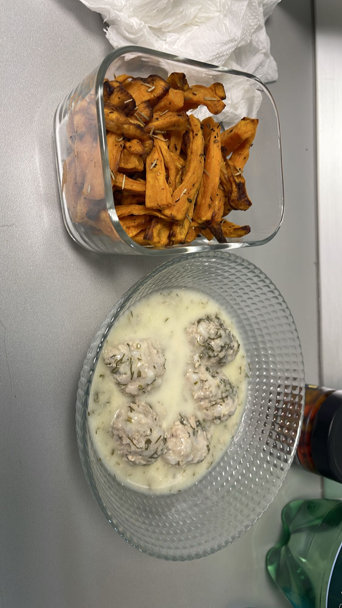 Chifteluțe cu sos și cartofi dulci