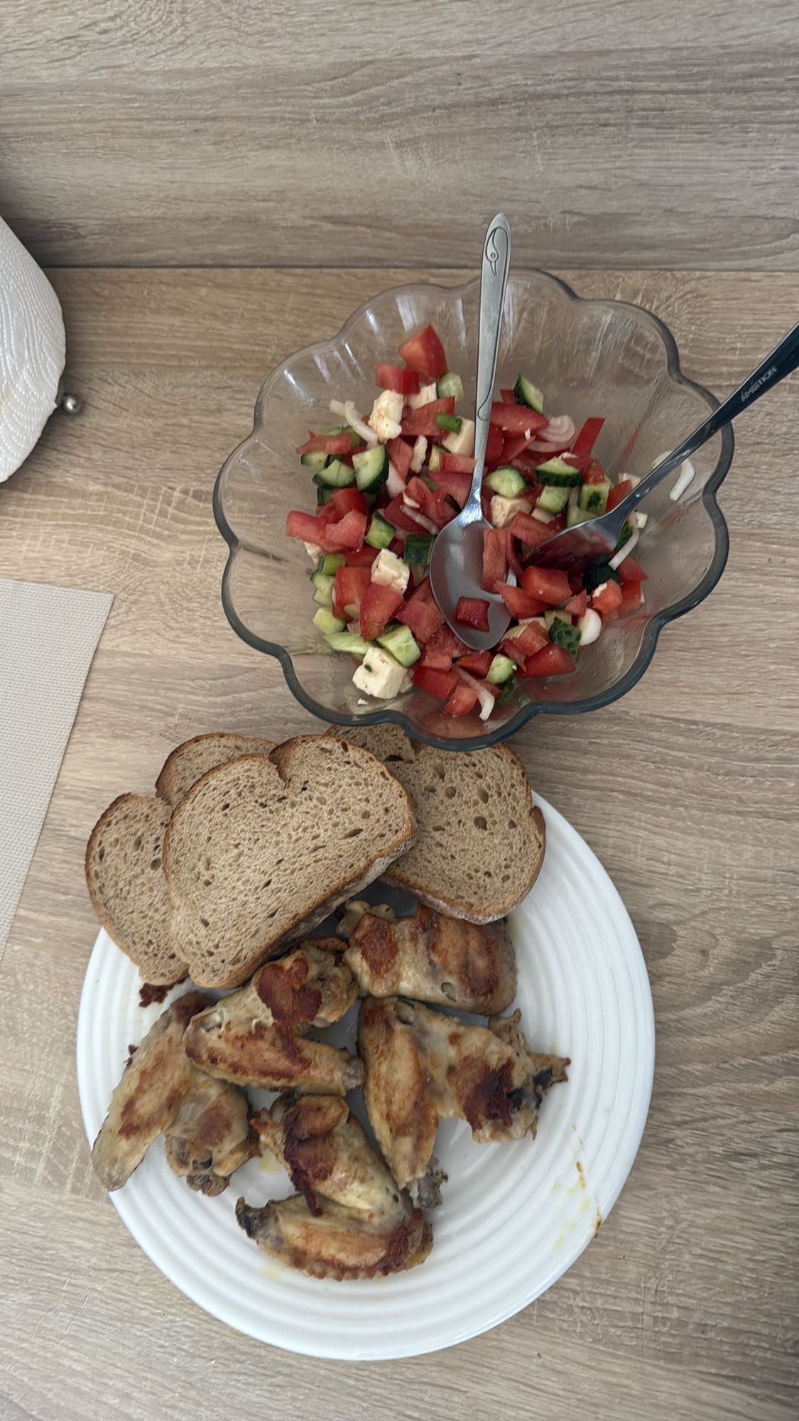 Aripioare cu salată și pâine