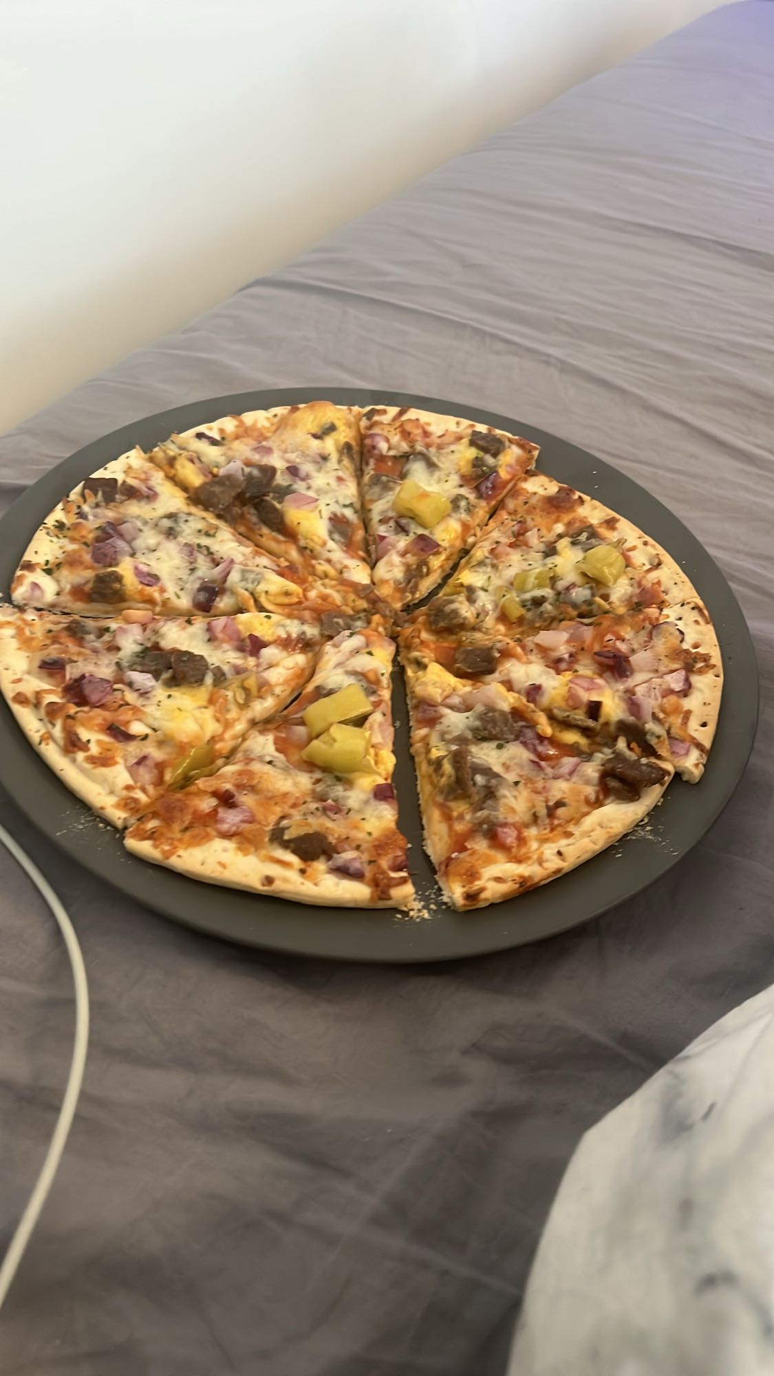 Köttpizza med ananas