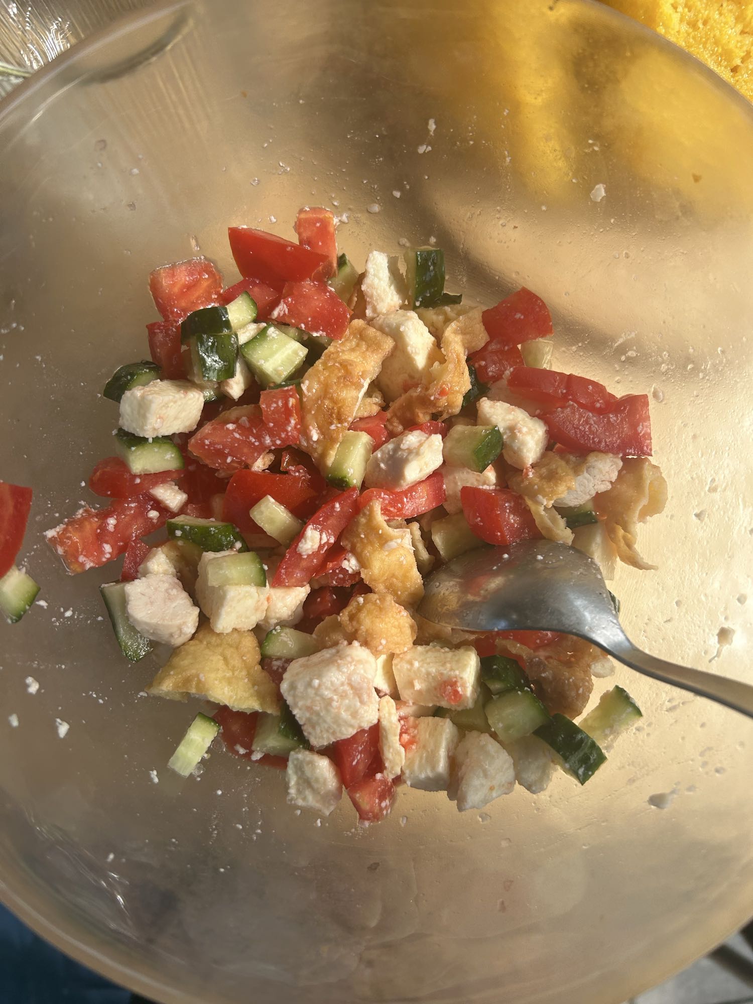 Salată cu șnițele de pui