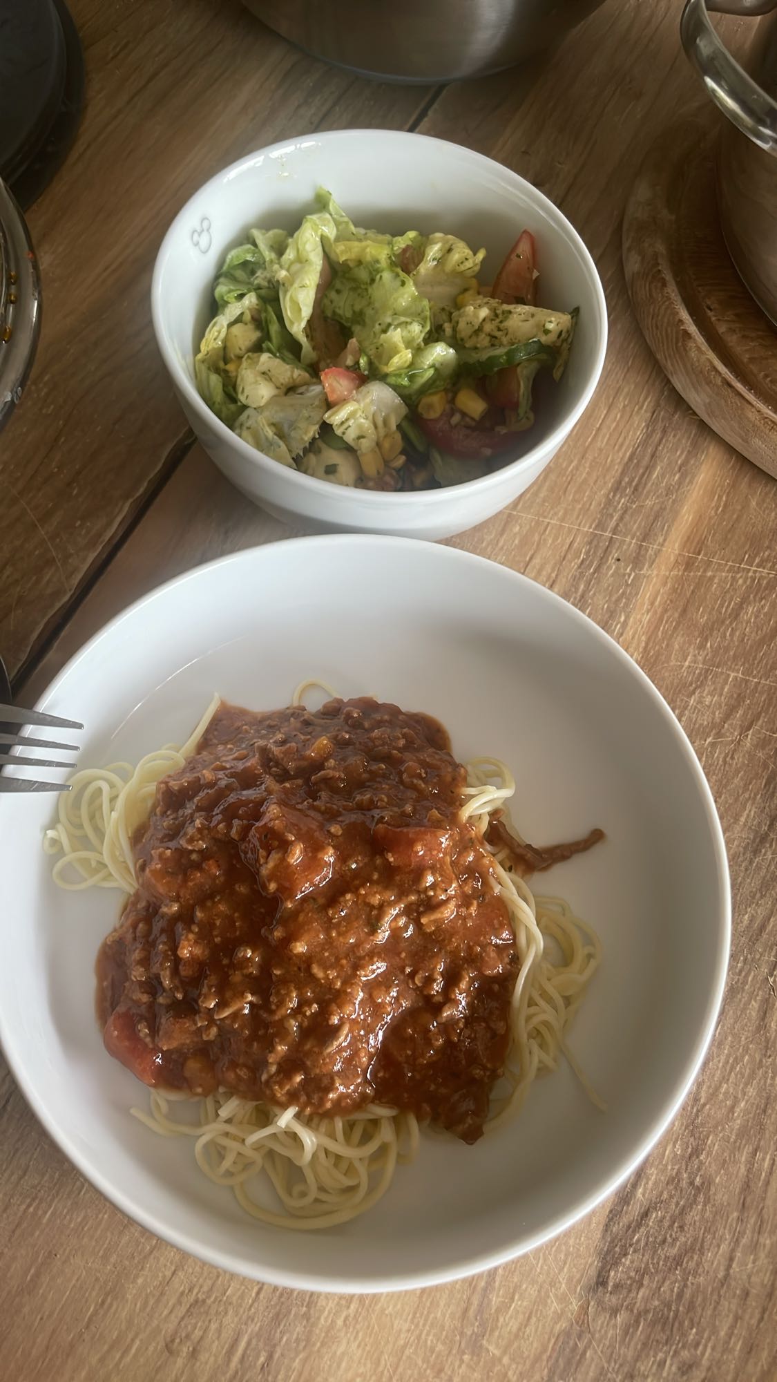 Spaghetti Bolognese mit Salat