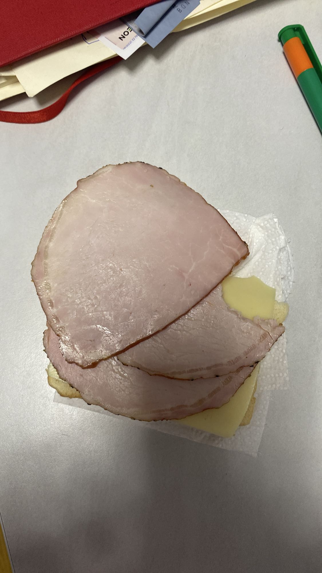 Sandviș cu șuncă și cașcaval