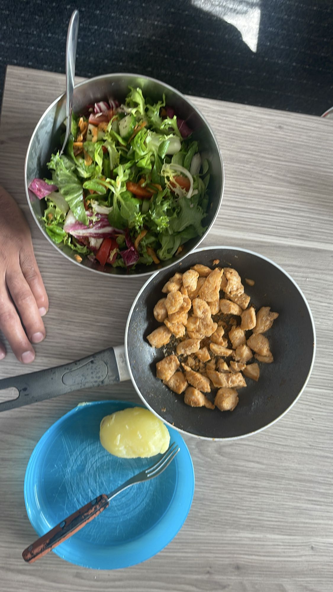 دجاج مع سلطة وبطاطا