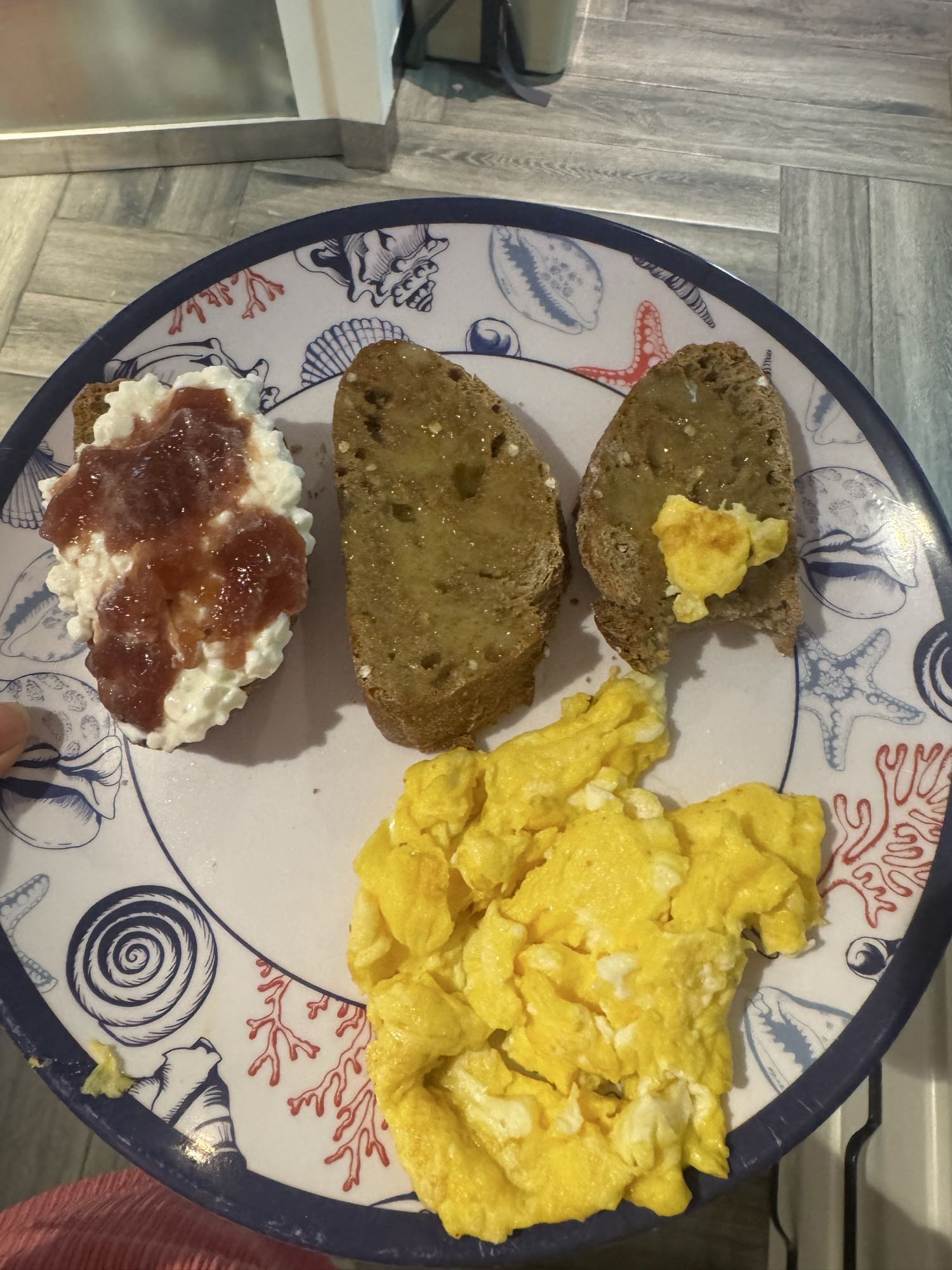 Desayuno con huevos y pan