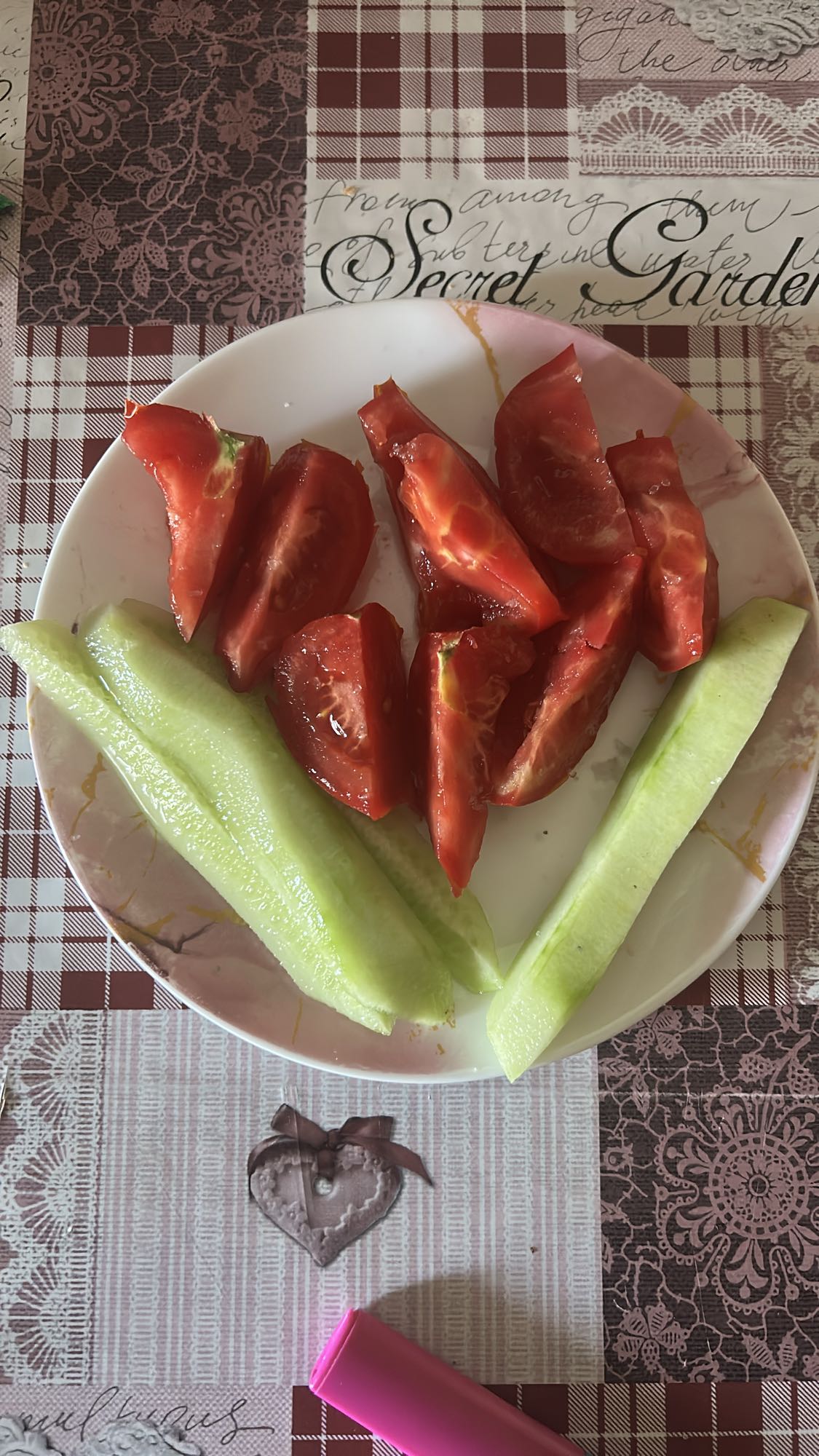 Salată roșii și castraveți