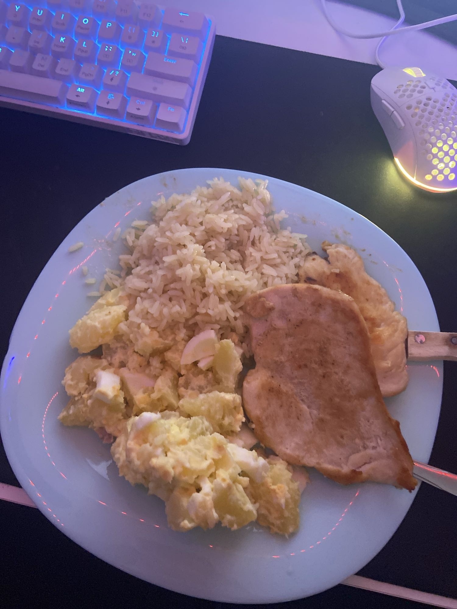 Pollo, arroz y ensalada de papa