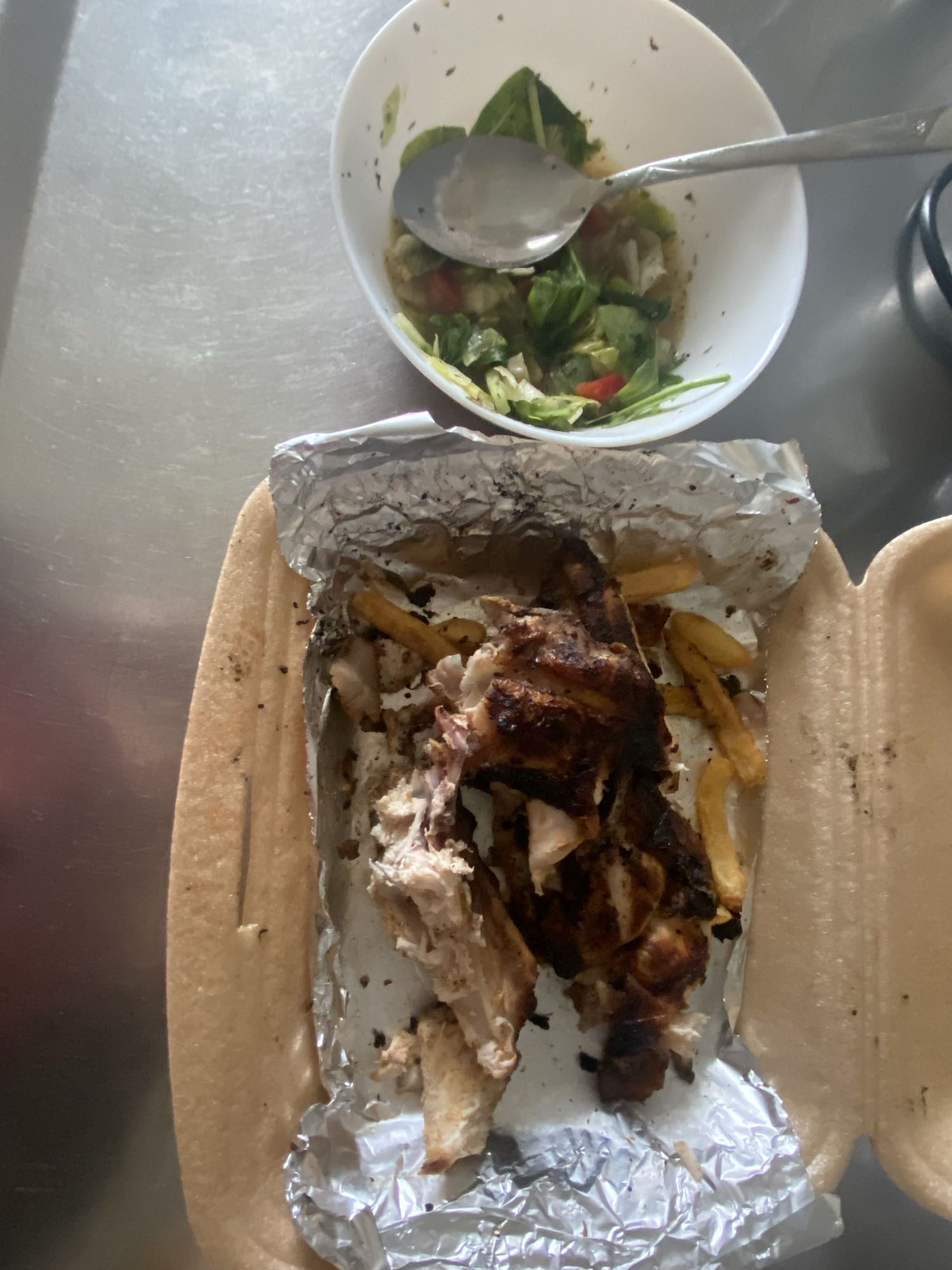 دجاج مشوي مع سلطة