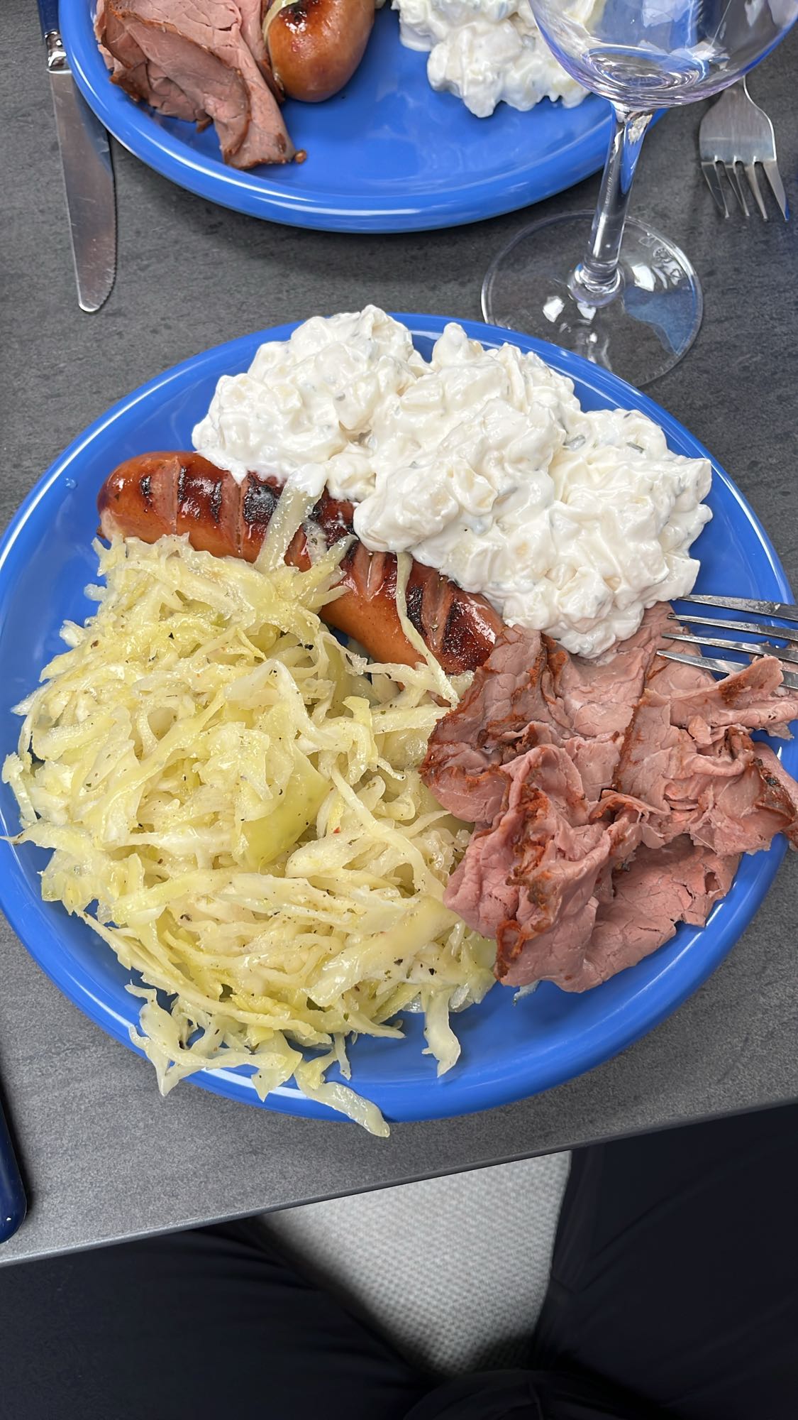 Potatissallad med korv & rostbiff