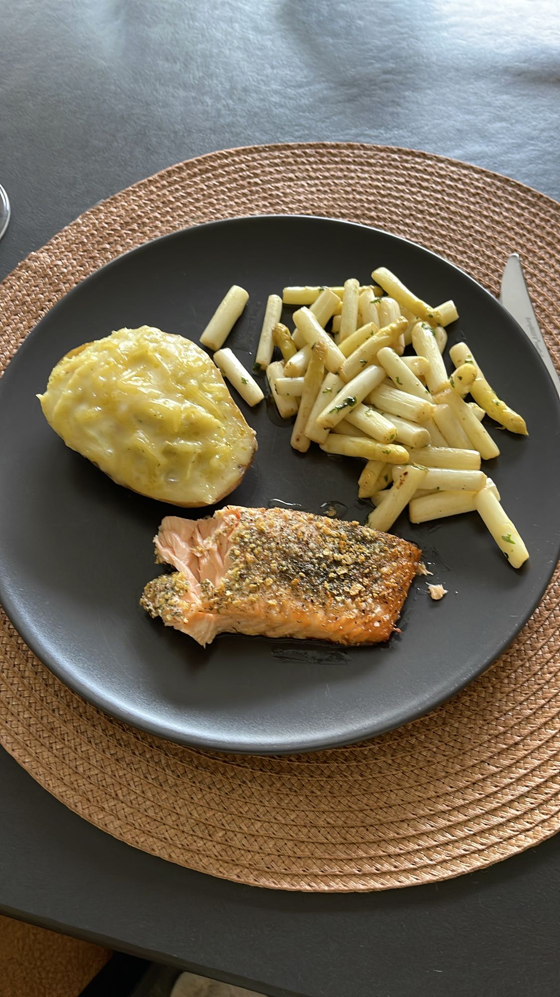 Zalm met witte asperges en aardappel